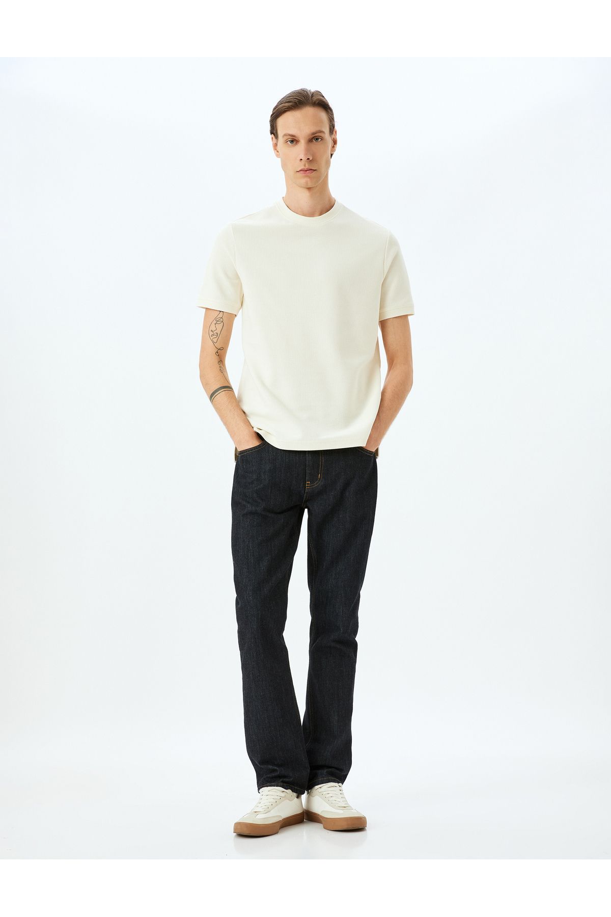 Koton KT - Bisiklet Yaka Pamuklu Dokulu Kısa Kollu Slim Fit Tişört