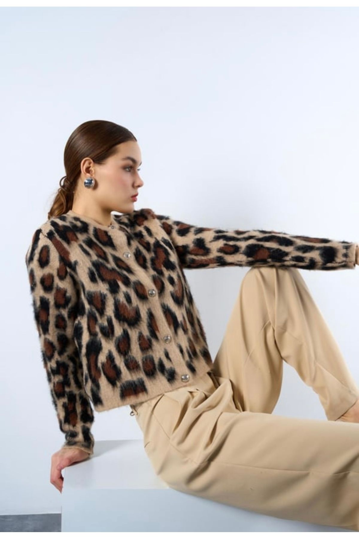 Qu Style-Leopard Patterned Cardigan 2