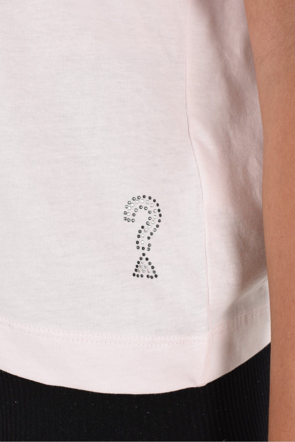 Guess-Tričko SS CN s výstřihem a detailem loga 3