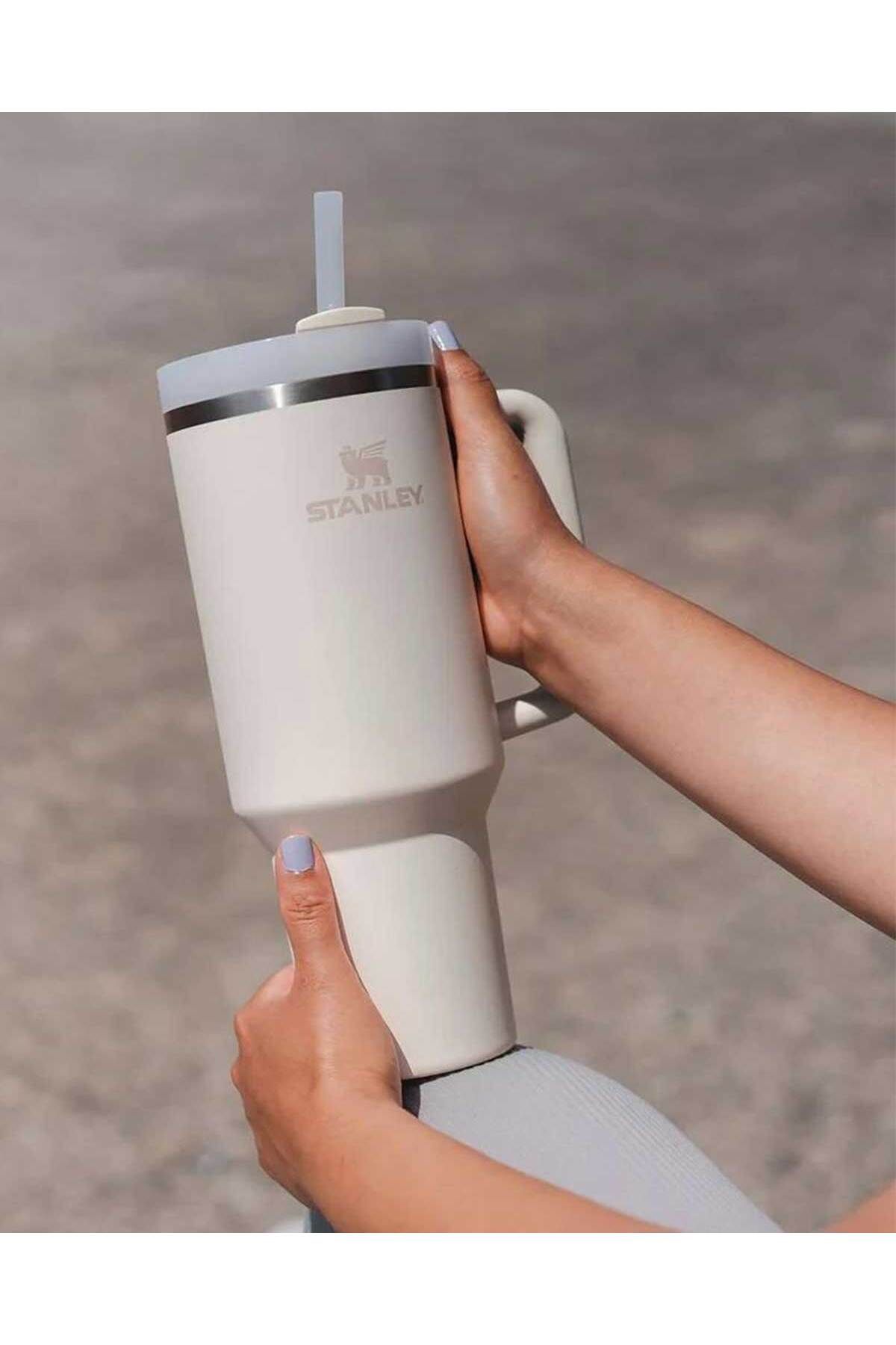 ترمس تراول ماگ استنلی مدل Quencher با ظرفیت 1.18 لیتر، رنگ کرم و طراحی کاربردی Stanley Stanley