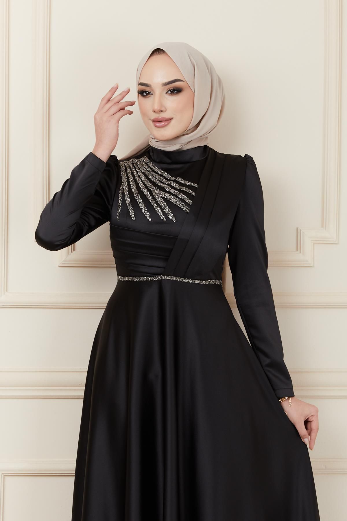 Olcay-Satin-Abendkleid mit Falten- und Perlendetail auf der Vorderseite SCHWARZ 1624 5