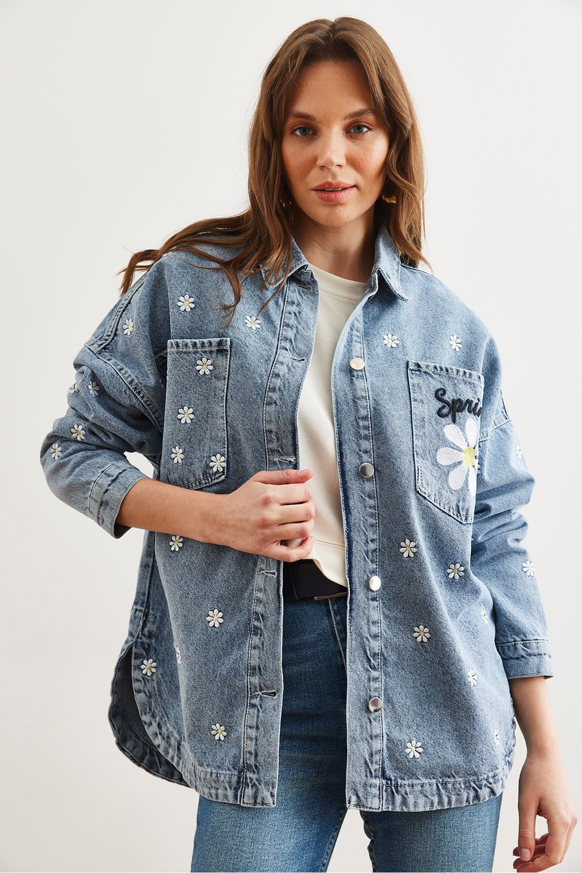 Olalook-Kurtka jeansowa damska niebieska z haftem Daisy i kieszeniami oversize Ckt- 19000415 2