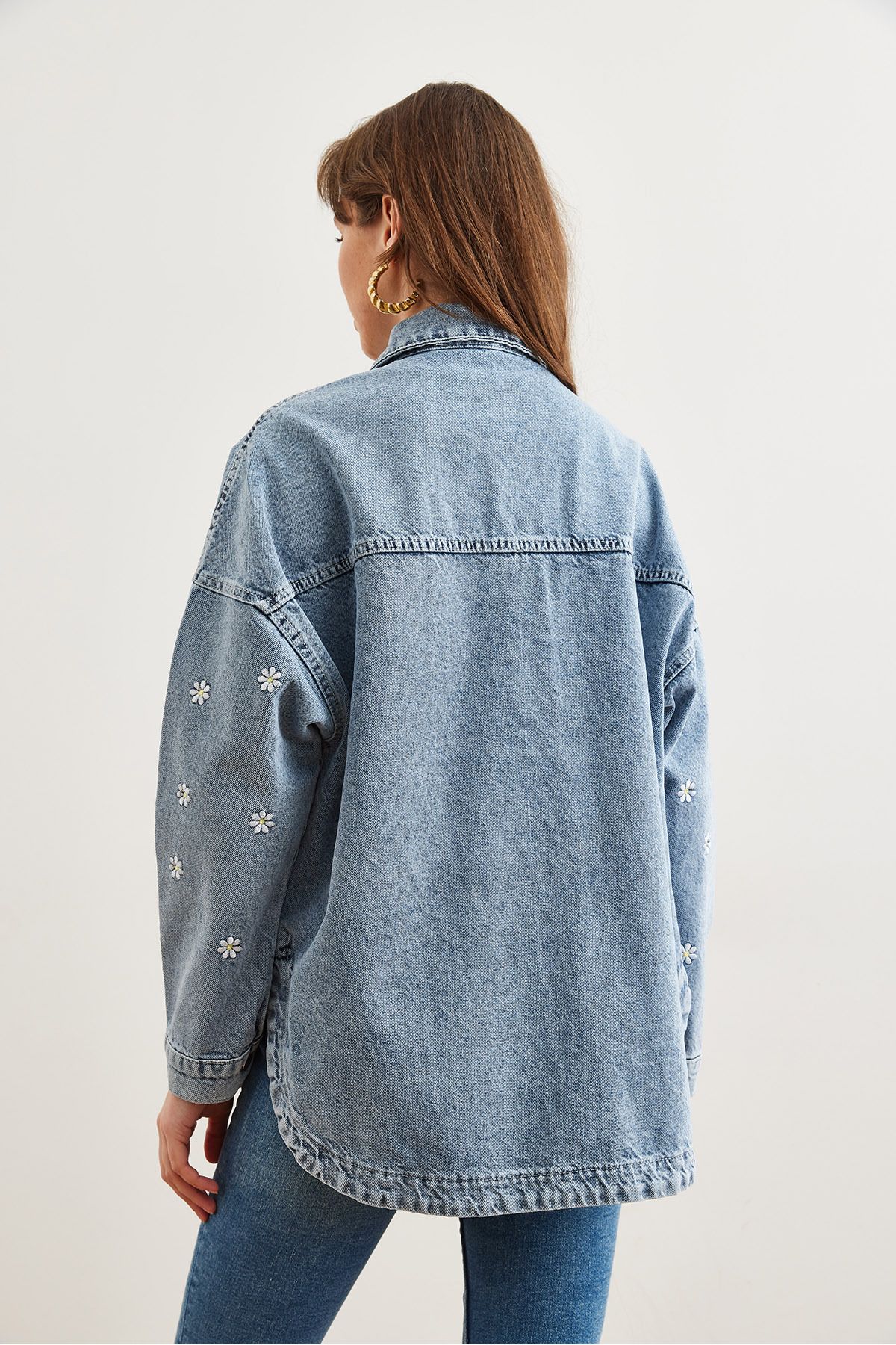 Olalook-Kurtka jeansowa damska niebieska z haftem Daisy i kieszeniami oversize Ckt- 19000415 5