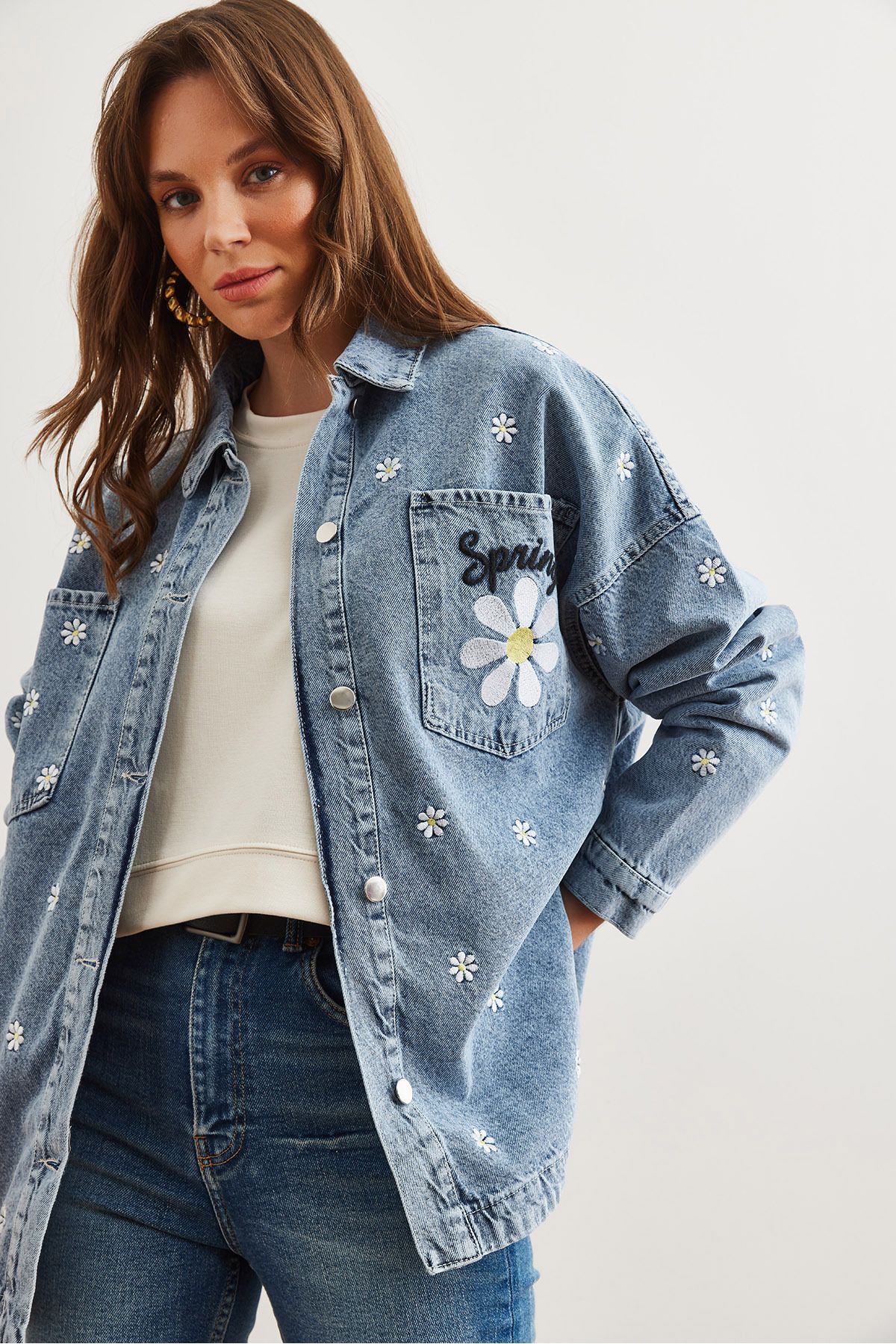 Olalook-Kurtka jeansowa damska niebieska z haftem Daisy i kieszeniami oversize Ckt- 19000415 3
