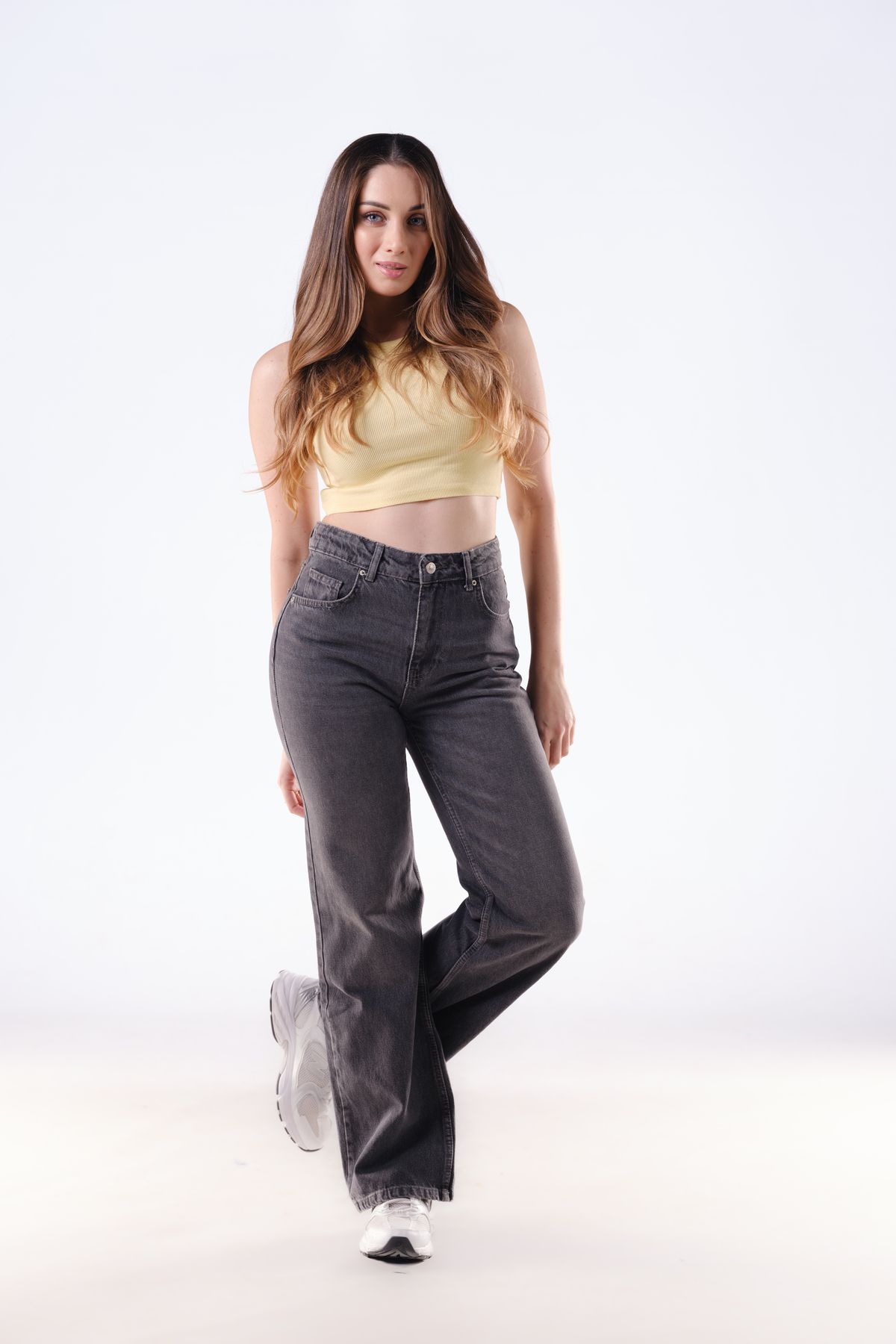 Novita-NOV25JE0004 Modell Schwarze breite Hose 2