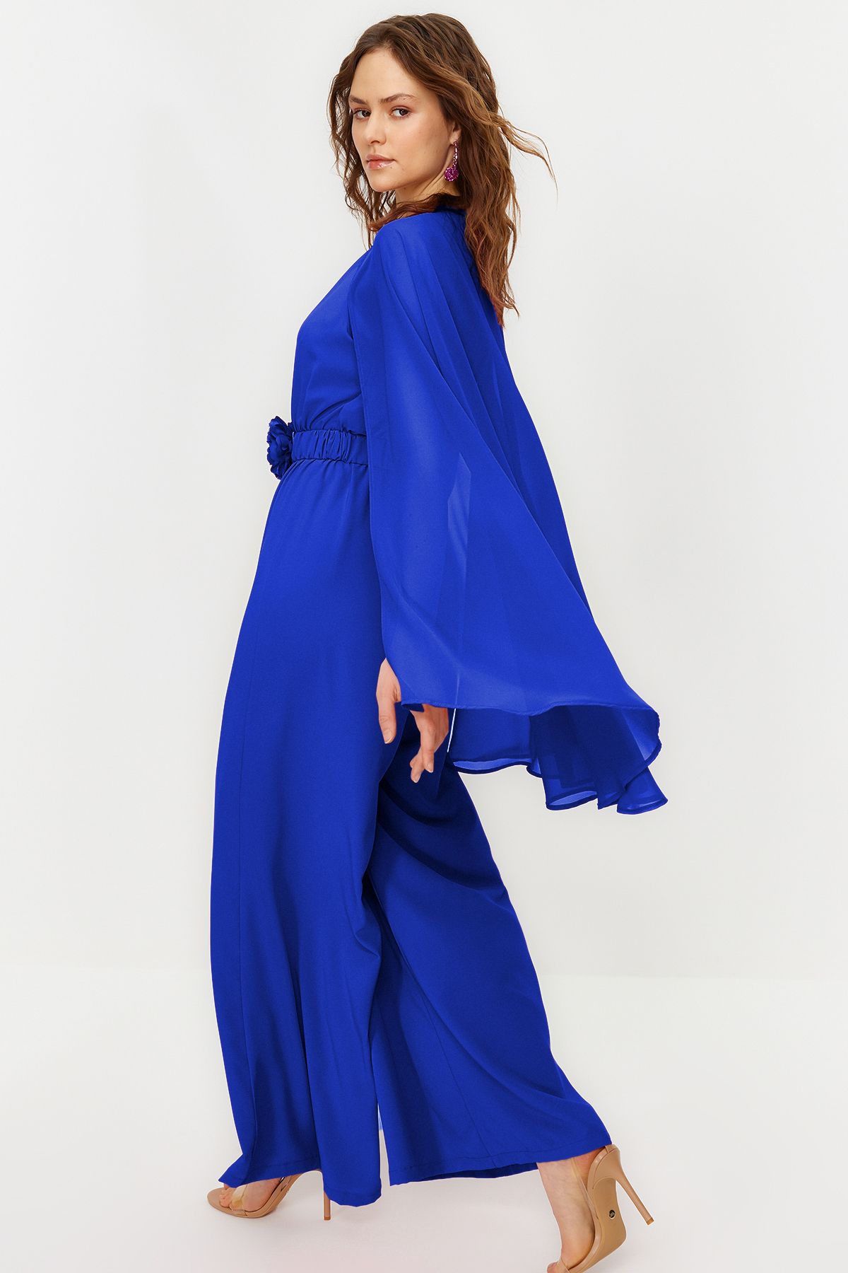 Trendyol Modest-Saks Blumen-Overall aus Chiffon mit Gürtel und Cape-Satin-Abendkleid TCTSS24DB00010 4