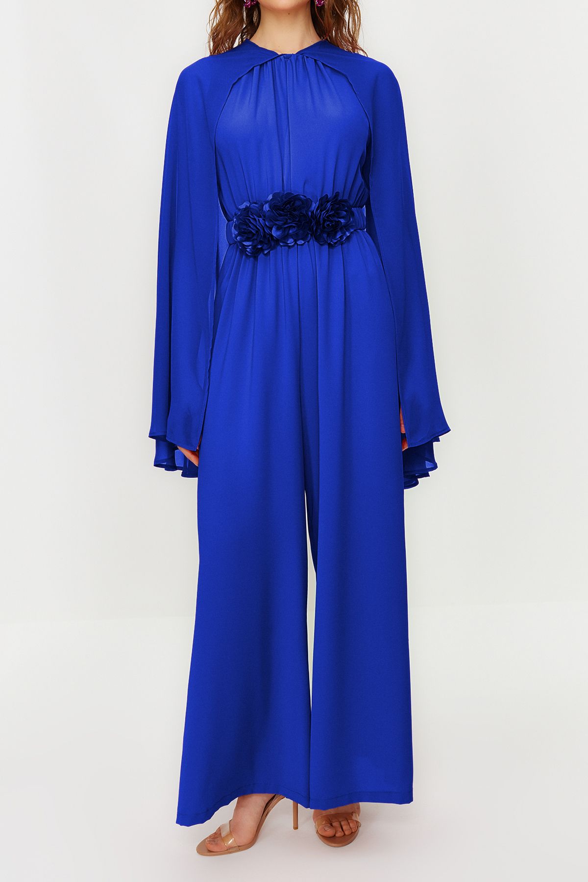 Trendyol Modest-Saks Blumen-Overall aus Chiffon mit Gürtel und Cape-Satin-Abendkleid TCTSS24DB00010 5