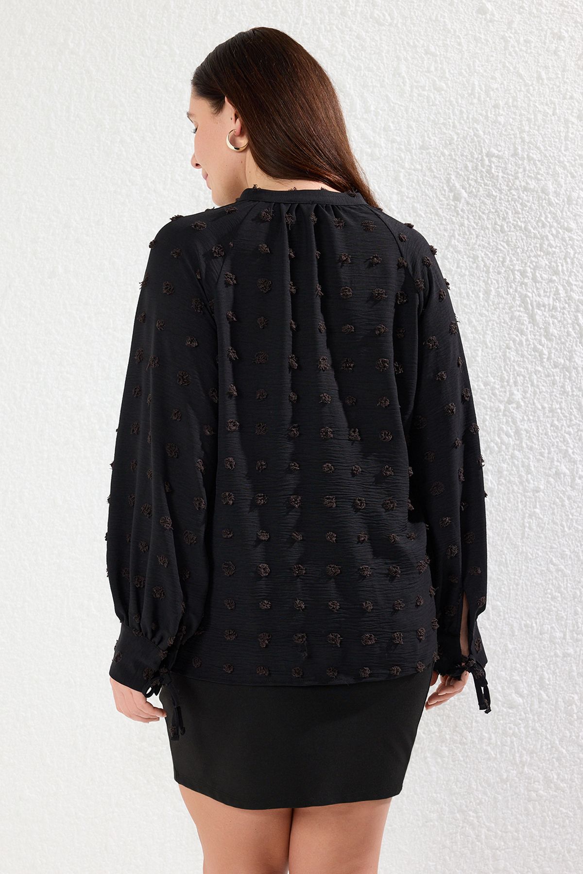 Trendyol Curve-Schwarze, gewebte Plus-Size-Bluse mit Puffärmeln TBBAW25AF00049 5