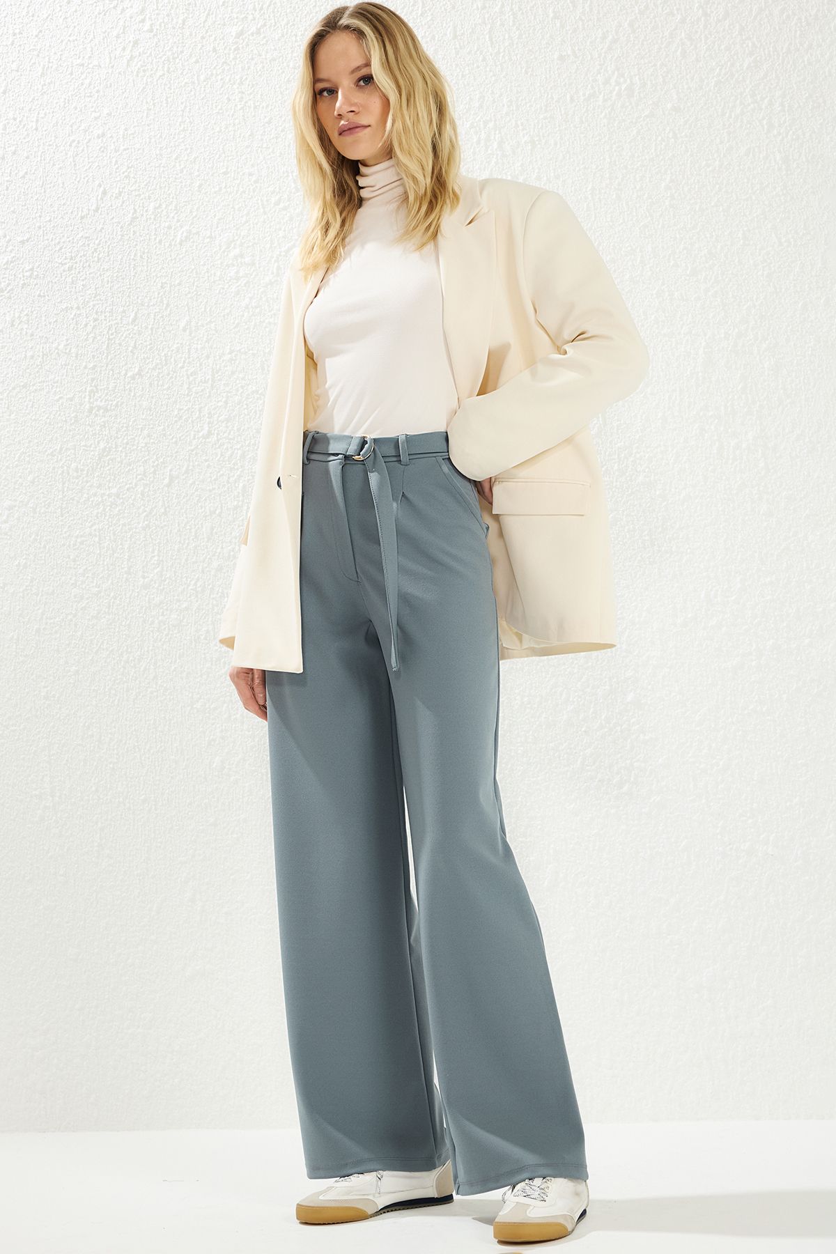 Trendyol Collection-Intelligente Krepphose mit hoher Taille und weitem Bein – Hellanthrazit mit Gürtel, gestrickt, TWOSS23PL00330 2