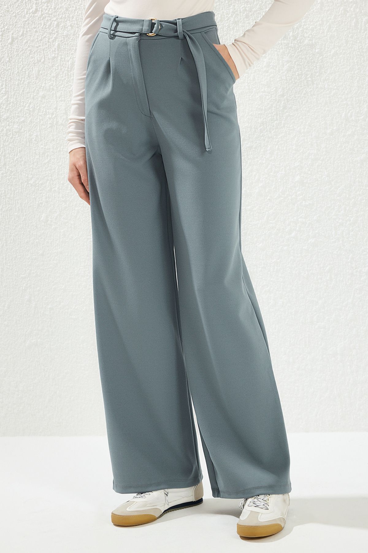 Trendyol Collection-Intelligente Krepphose mit hoher Taille und weitem Bein – Hellanthrazit mit Gürtel, gestrickt, TWOSS23PL00330 4