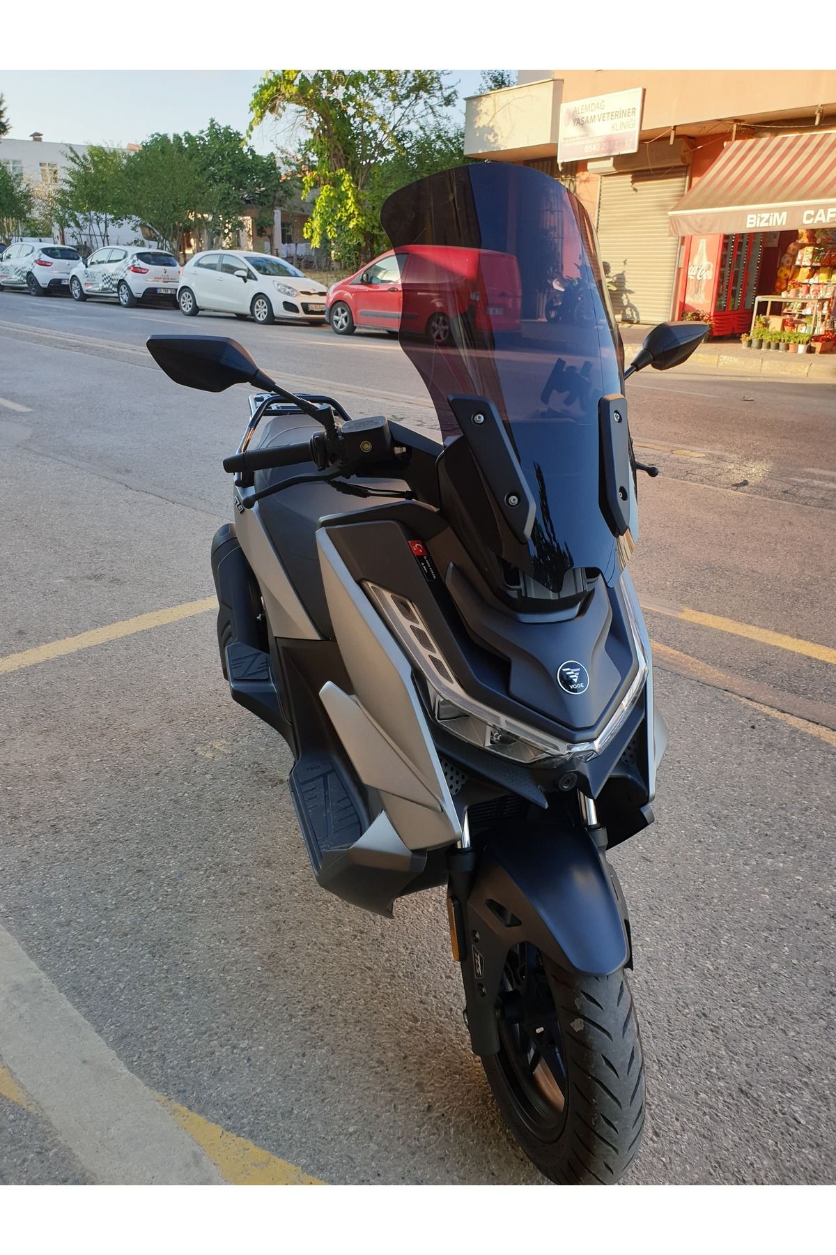 Voge SR3 Siperlik Ön Cam 2023-2025 Model 63cm Siyah Renkli 4mm