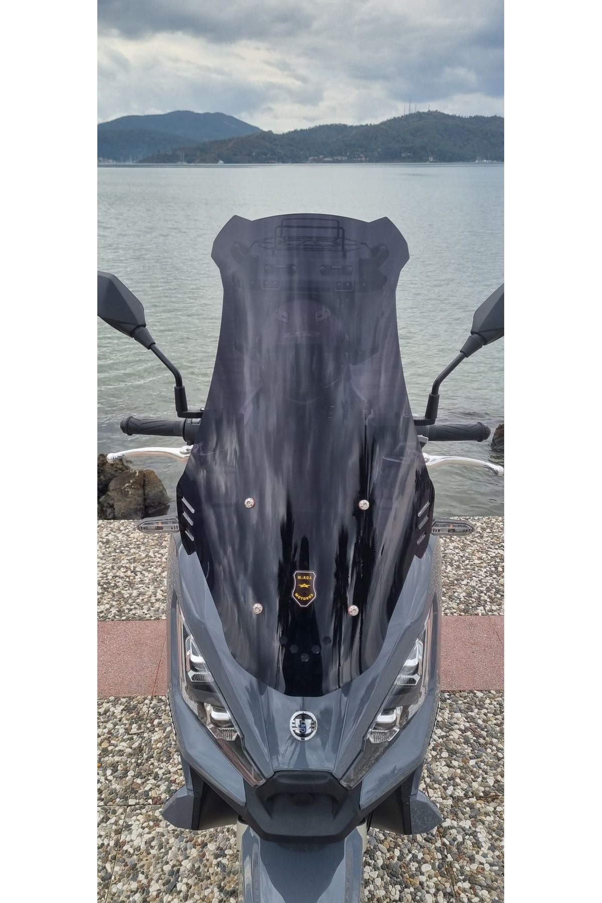 Yuki Xway 125 Siperlik Ön Cam 2023-2025 Model 65cm Siyah Renkli 4mm ORTA BOYLU