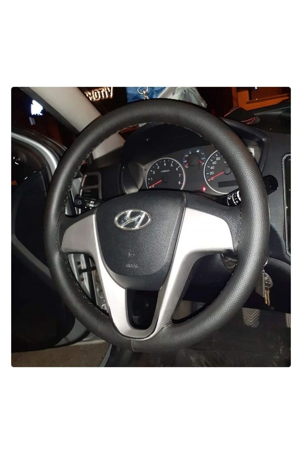 DİKİŞLİ DİREKSİYON KILIFI SİYAH DERİ/DİKİŞLİ HYUNDAİ İ20 İÇİN