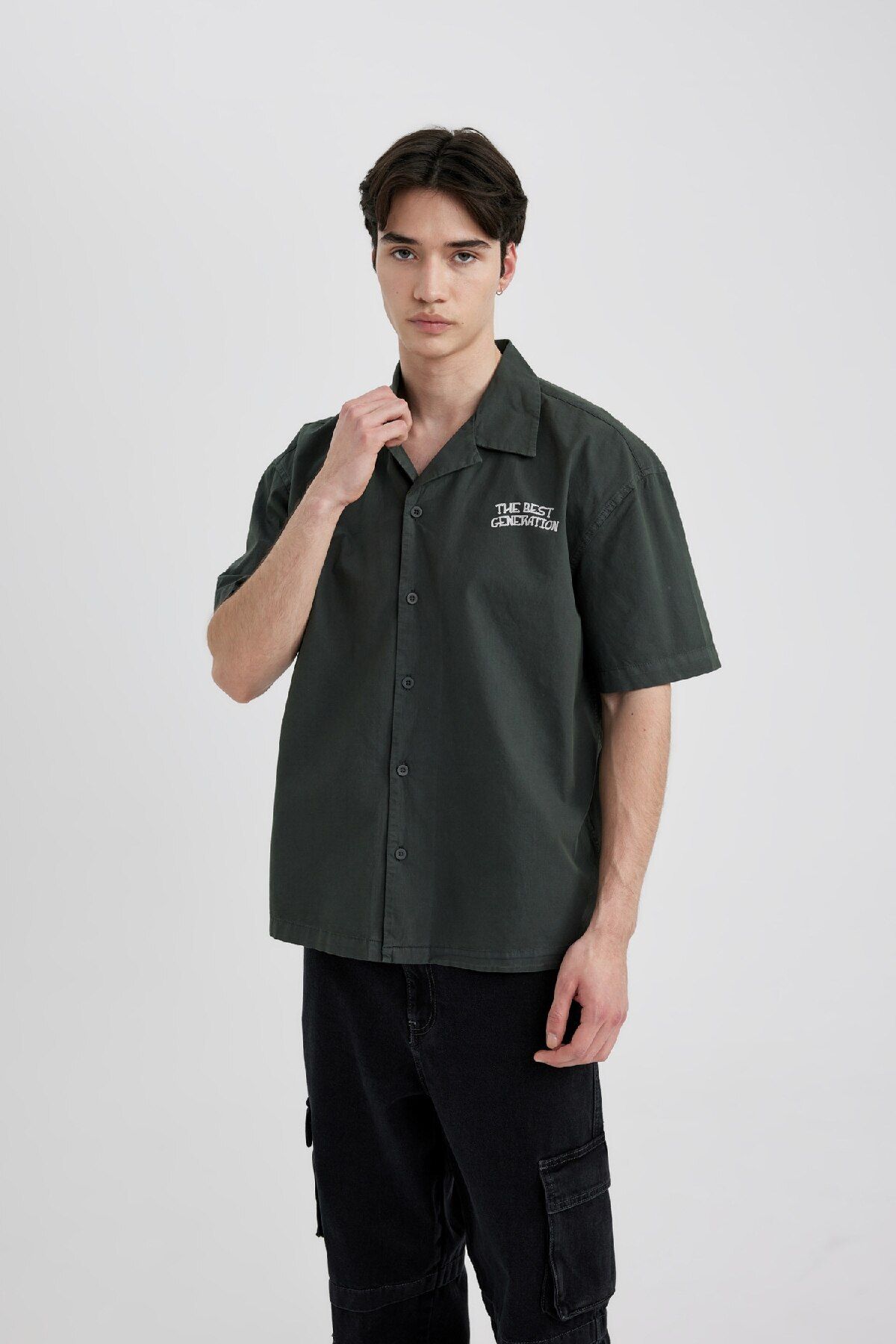 DeFacto-Baumwoll-Kurzarmshirt mit Apas-Kragen und Rückendruck – Relax Fit B9778ax24sm 3