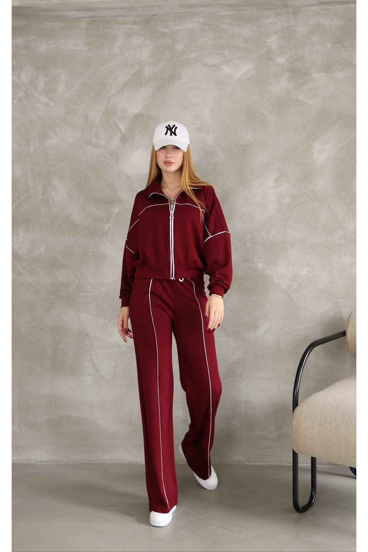 بدلة رياضية من القماش المشروط بأرجل واسعة مع سحاب