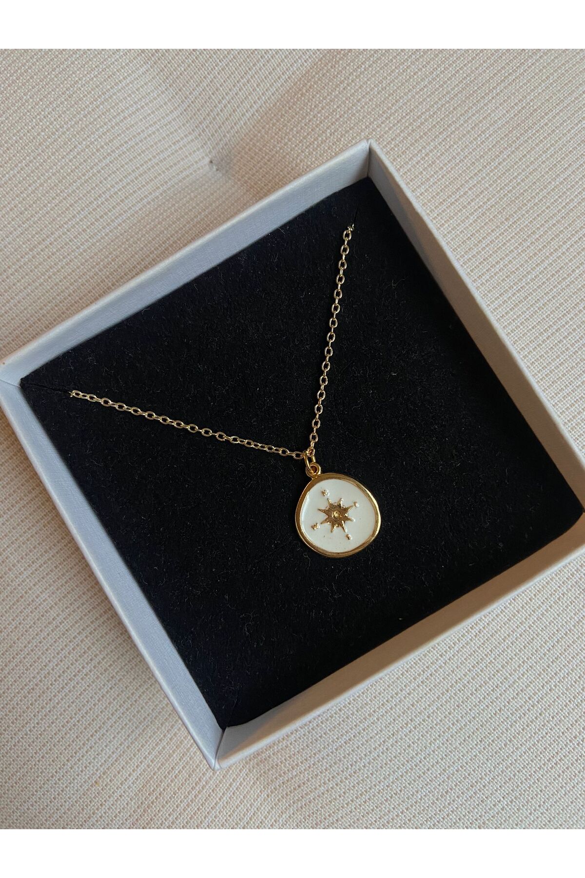 Beyaz Pusula Gold Charm Kolye