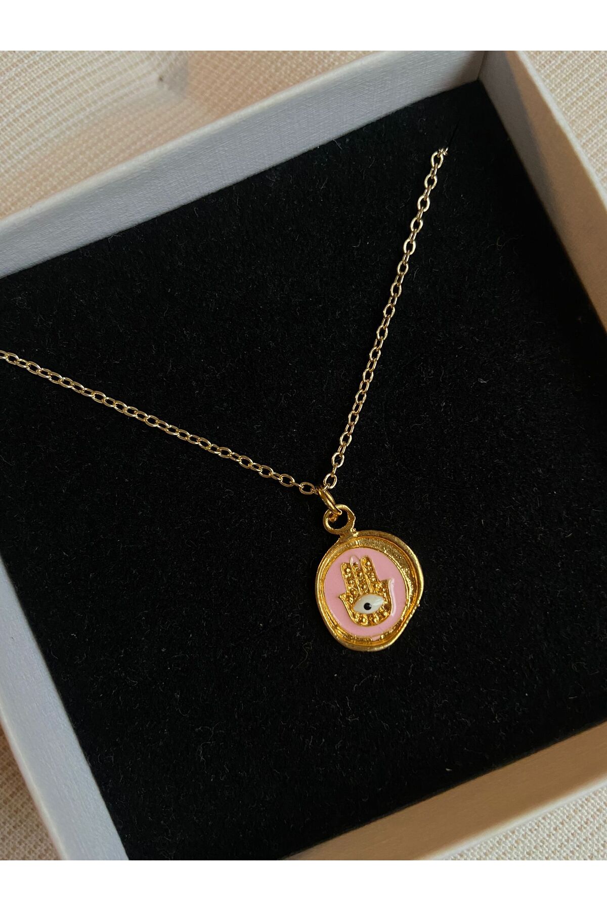 Pembe Hamsa Altın Kaplama Yuvarlak Charm Kolye - Detay Görseli 1