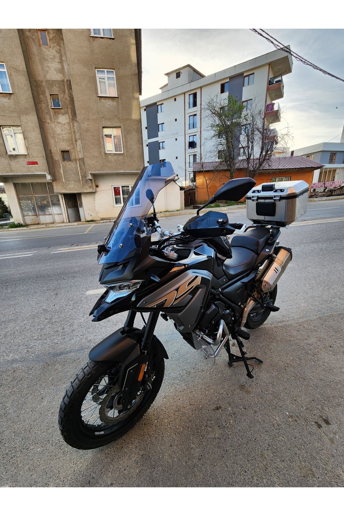 Voge DS 300 Siperlik Ön Cam 2021-2025 Model 55cm Füme Renkli 4mm