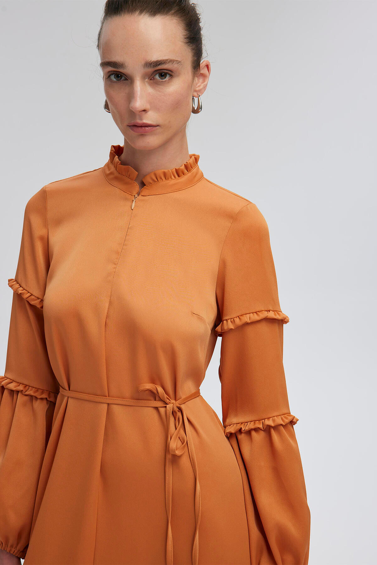 Touché Privé-Satinkleid – Modell mit Ballonärmeln und Gürtel 5