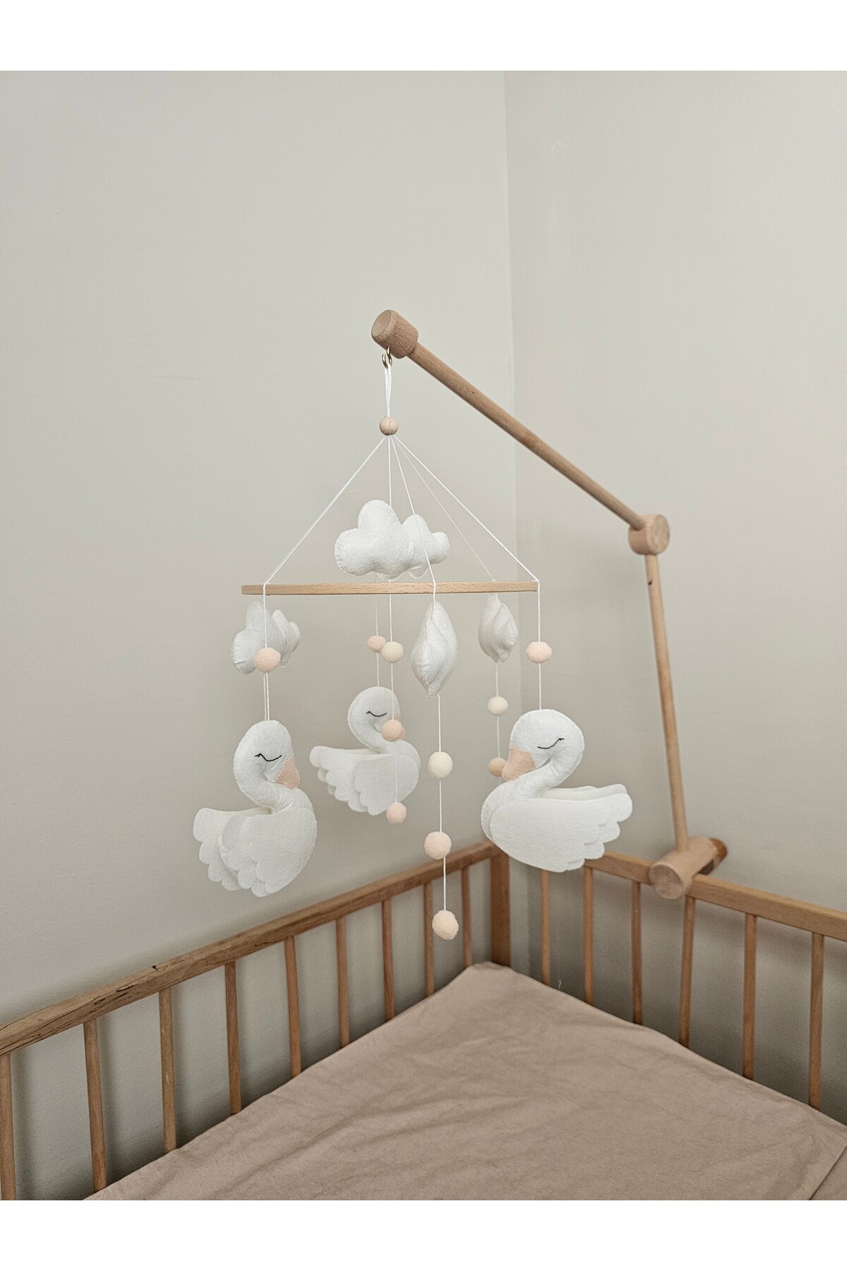 hobiimobiii Dönence (MÜZİKLİ) Bebek beşik süsü keçe dönence kuğu fotoğrafı 2 (önizleme)