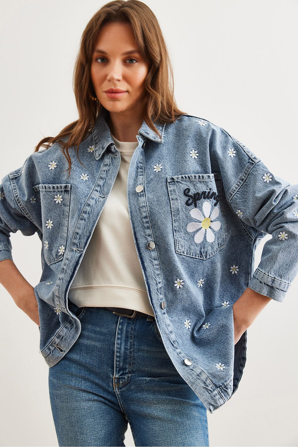 Olalook-Kurtka jeansowa damska niebieska z haftem Daisy i kieszeniami oversize Ckt- 19000415 1