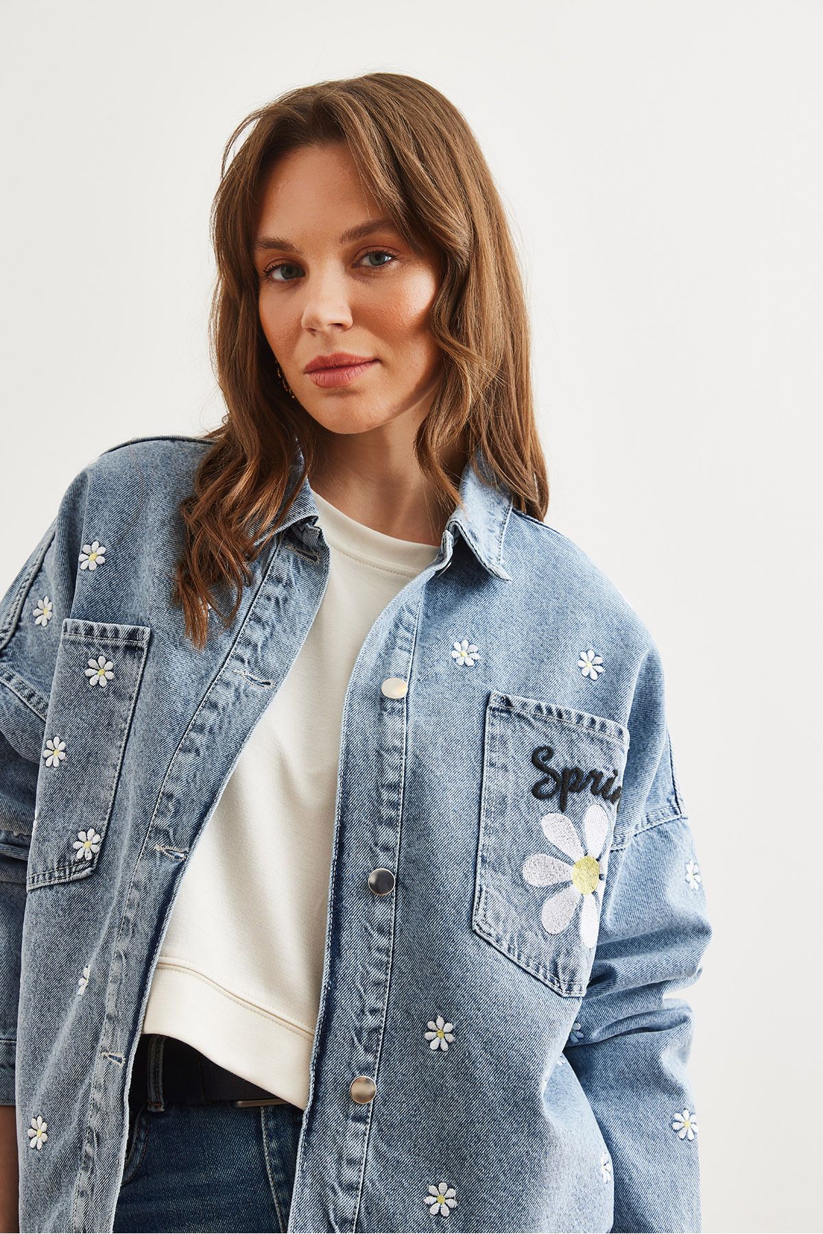 Olalook-Kurtka jeansowa damska niebieska z haftem Daisy i kieszeniami oversize Ckt- 19000415 4