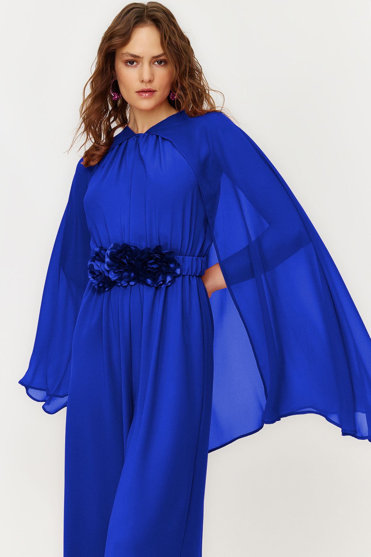 Trendyol Modest-Saks Blumen-Overall aus Chiffon mit Gürtel und Cape-Satin-Abendkleid TCTSS24DB00010 6