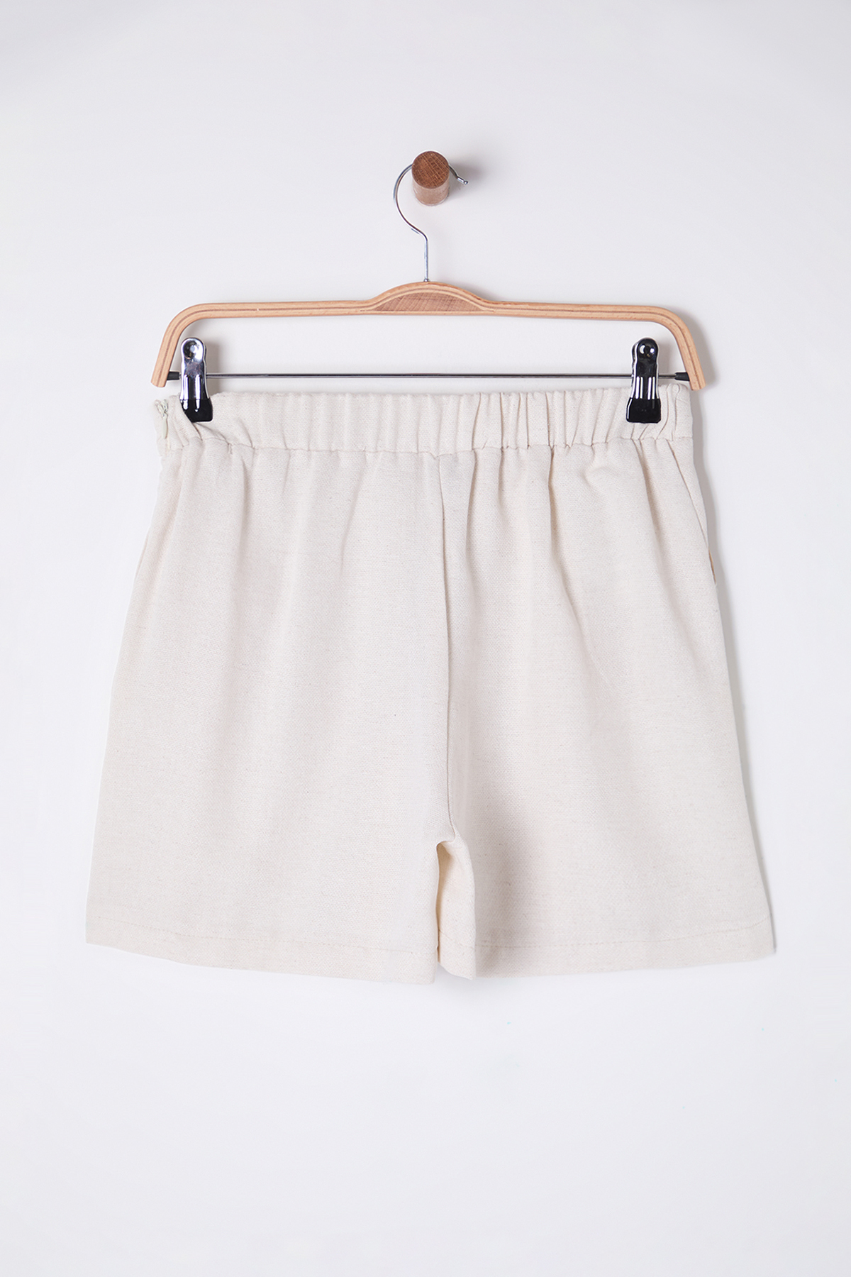 Trendyolmilla  Bej Keten İçerikli Arka Beli Lastikli Geniş Paça Diz Boy Dokuma Şort & Bermuda TWOSS25SR00021 - Görsel 11