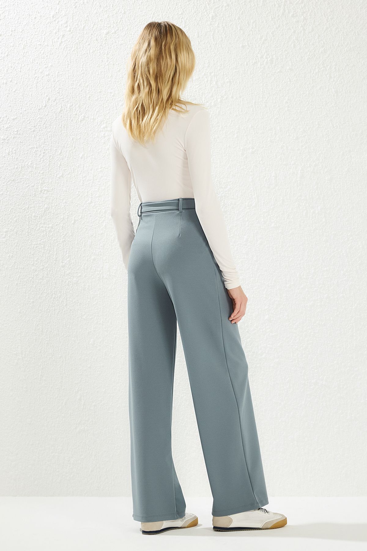 Trendyol Collection-Intelligente Krepphose mit hoher Taille und weitem Bein – Hellanthrazit mit Gürtel, gestrickt, TWOSS23PL00330 5