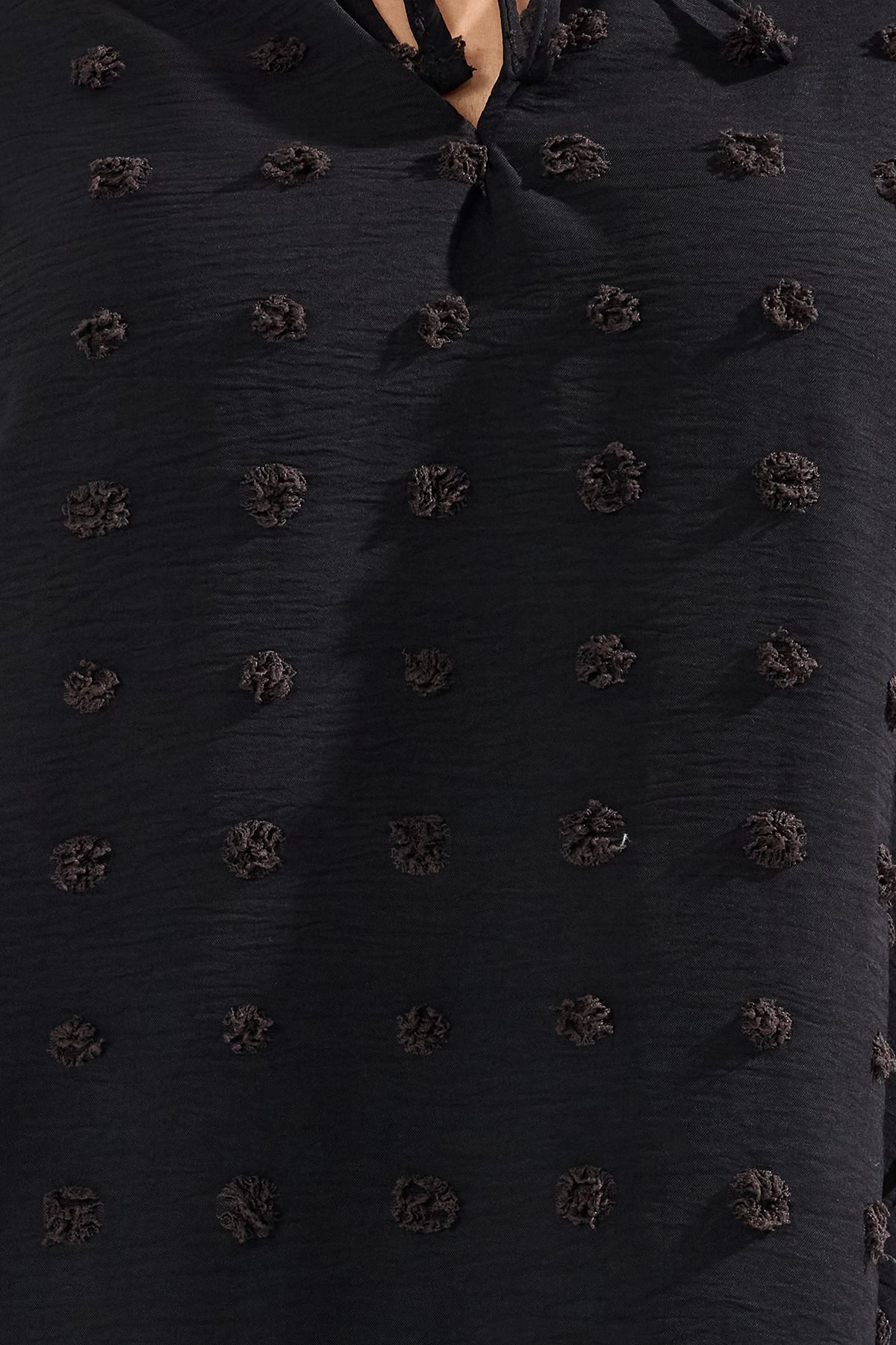 Trendyol Curve-Schwarze, gewebte Plus-Size-Bluse mit Puffärmeln TBBAW25AF00049 3