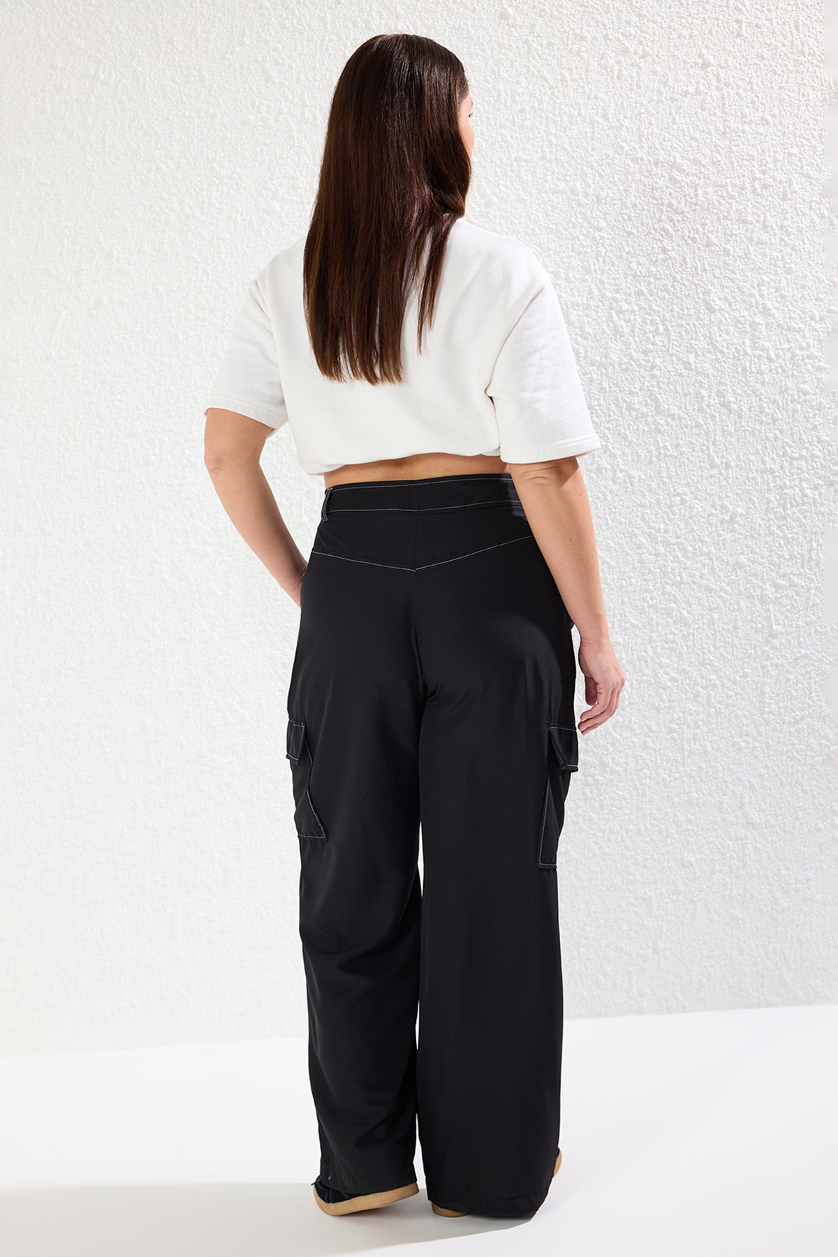 Trendyol Curve-Černé Cargo Wide Leg Kontrastní prošívání Detail Woven Pants Tbbaw25Ar00024 4