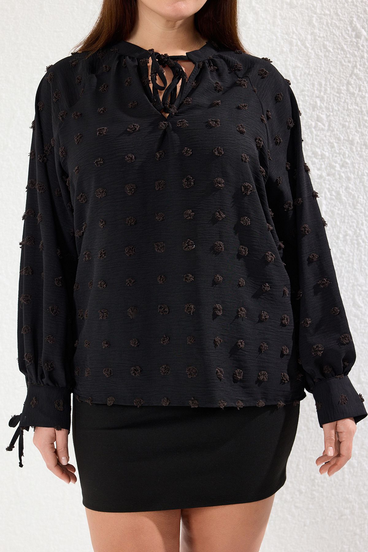 Trendyol Curve-Schwarze, gewebte Plus-Size-Bluse mit Puffärmeln TBBAW25AF00049 4