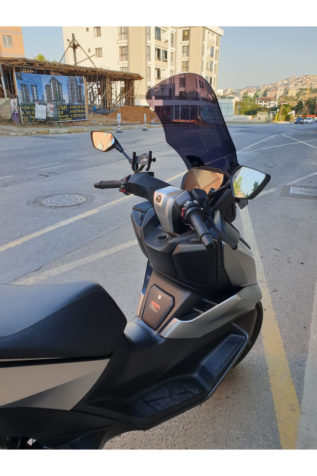 Voge SR3 Siperlik Ön Cam 2023-2025 Model 63cm Siyah Renkli 4mm