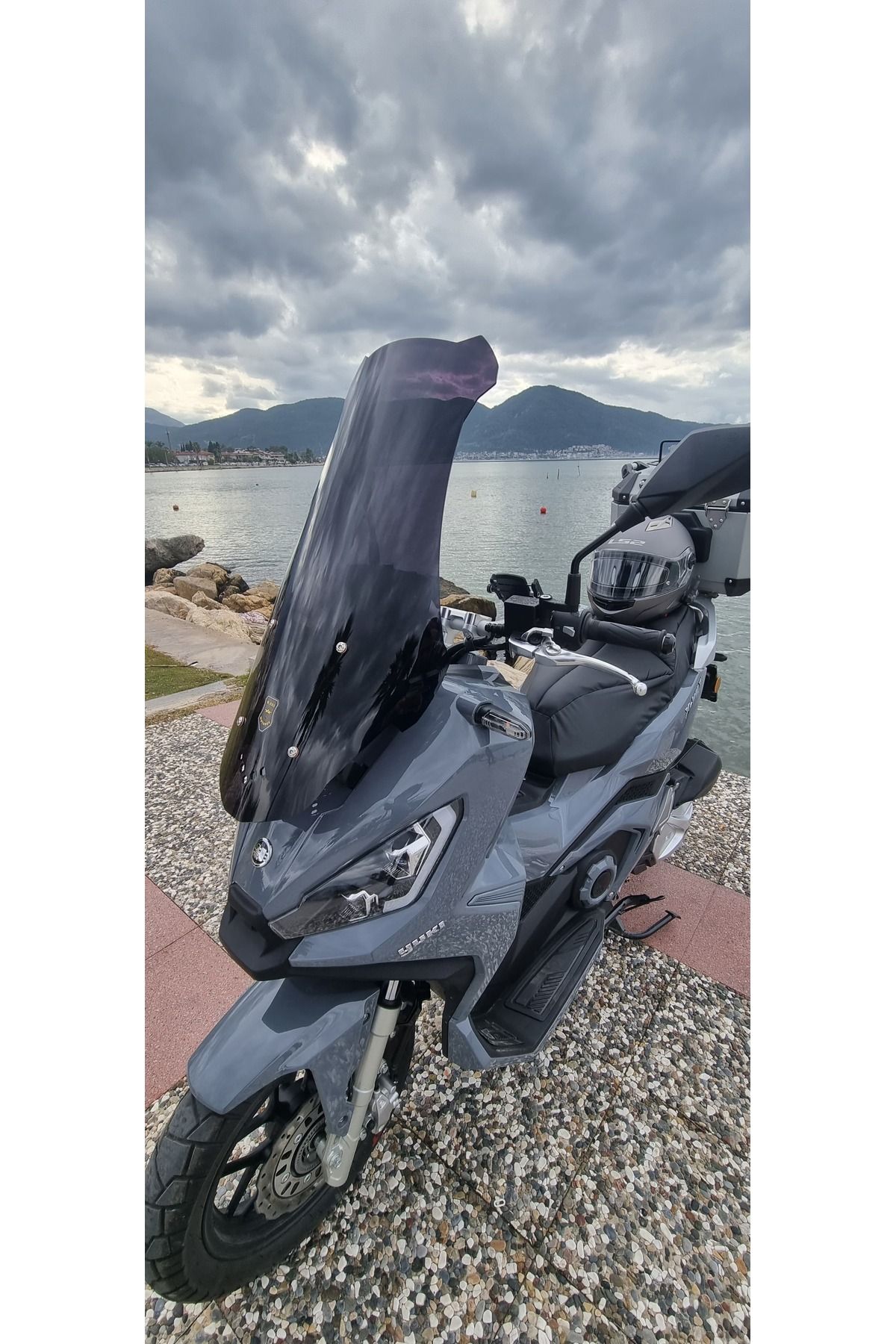 Yuki Xway 125 Siperlik Ön Cam 2023-2025 Model 65cm Siyah Renkli 4mm ORTA BOYLU