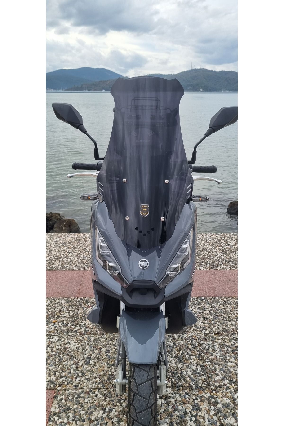 Yuki Xway 125 Siperlik Ön Cam 2023-2025 Model 65cm Siyah Renkli 4mm ORTA BOYLU