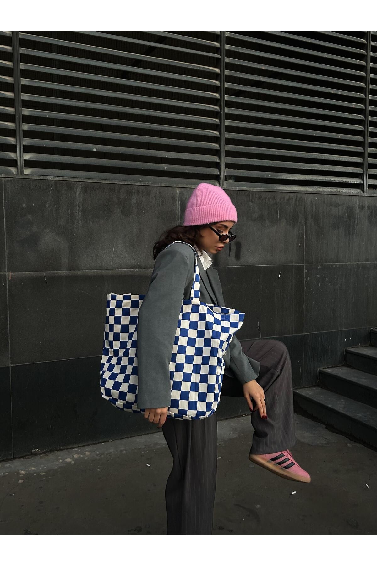 minaaise-Saks Checkerboard Patterned Oversize Canvas Tote Bag 4