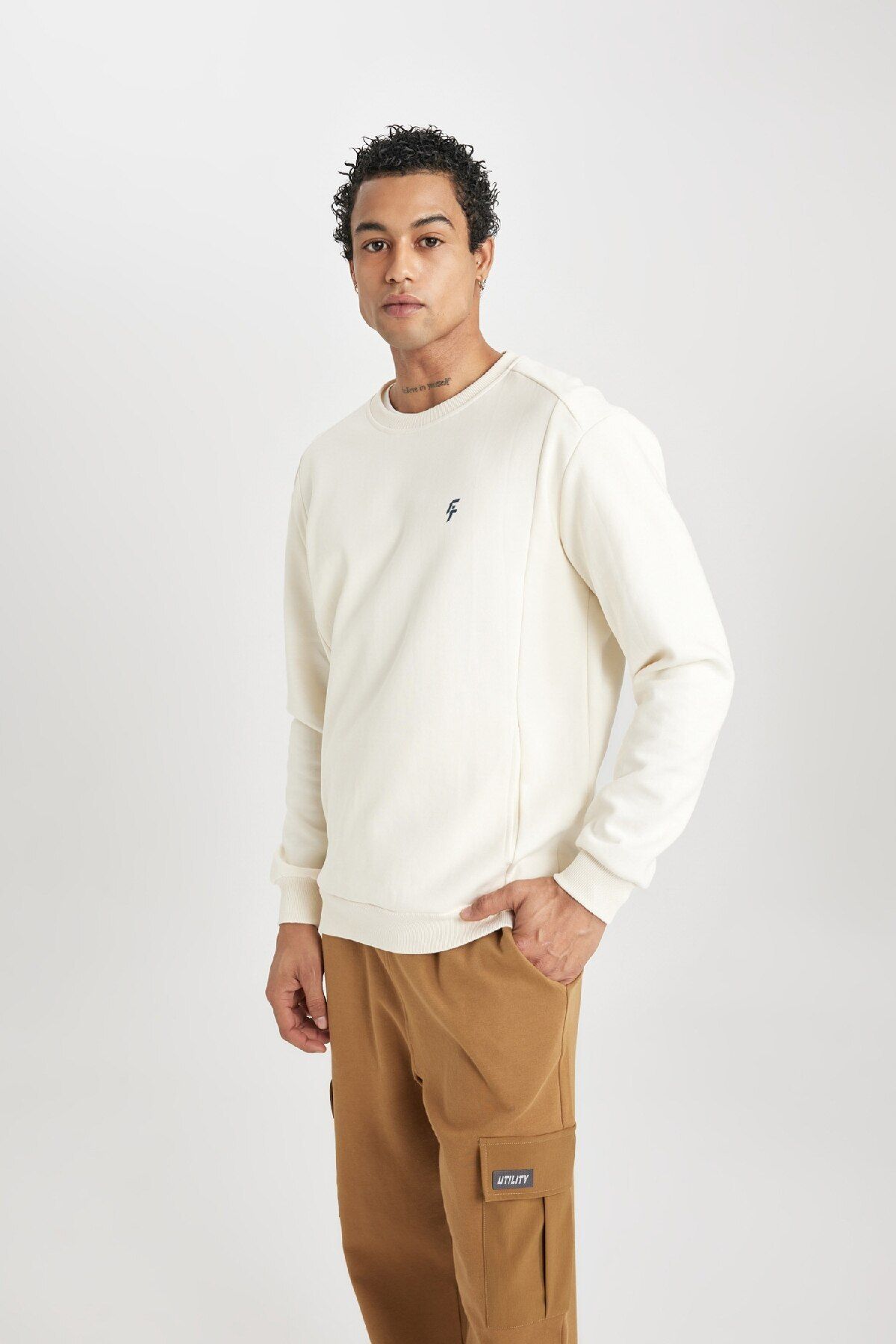 DeFacto-Bedrucktes Sweatshirt mit Rundhalsausschnitt und Taschen – Passform Standard B4773ax24sp 3