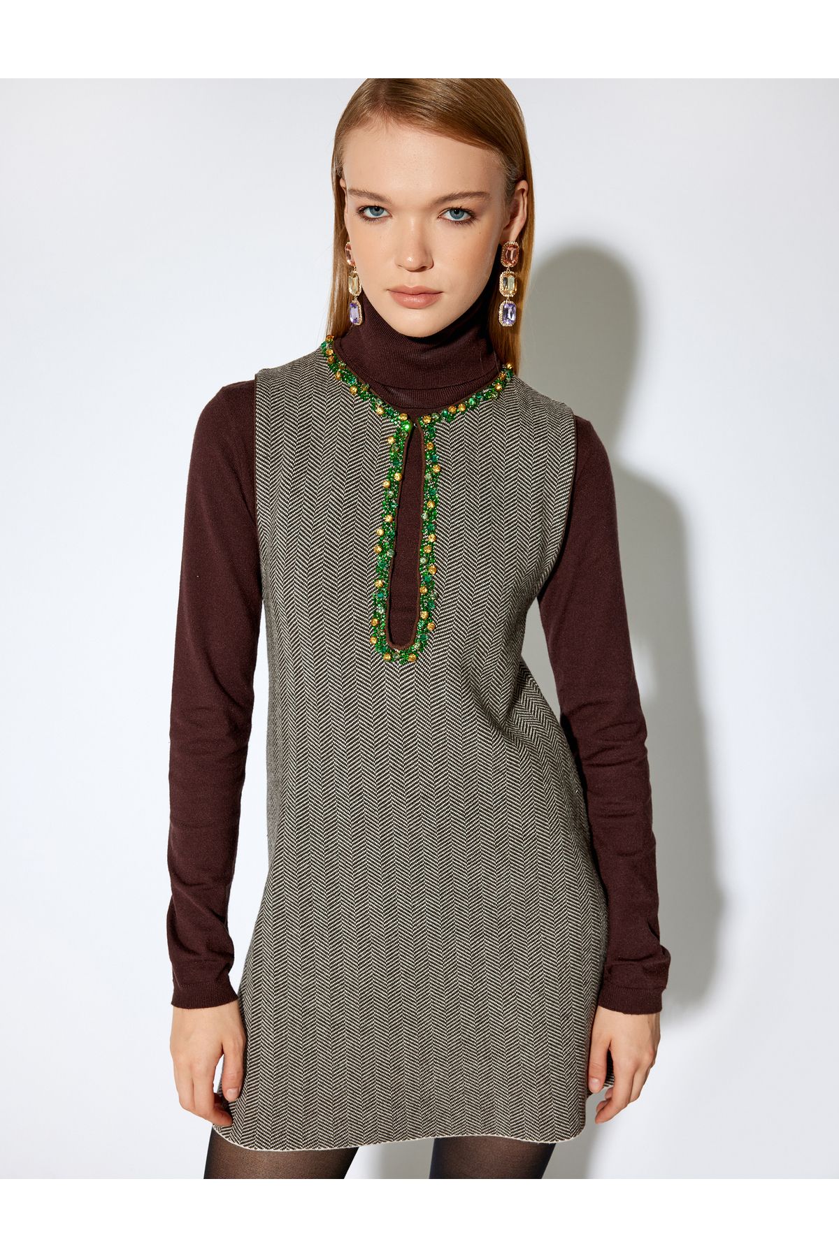 Koton Yeni Sezon Koton X Melis Ağazat - Pencere Detaylı Kolsuz Taşlı Mini Jile Elbise