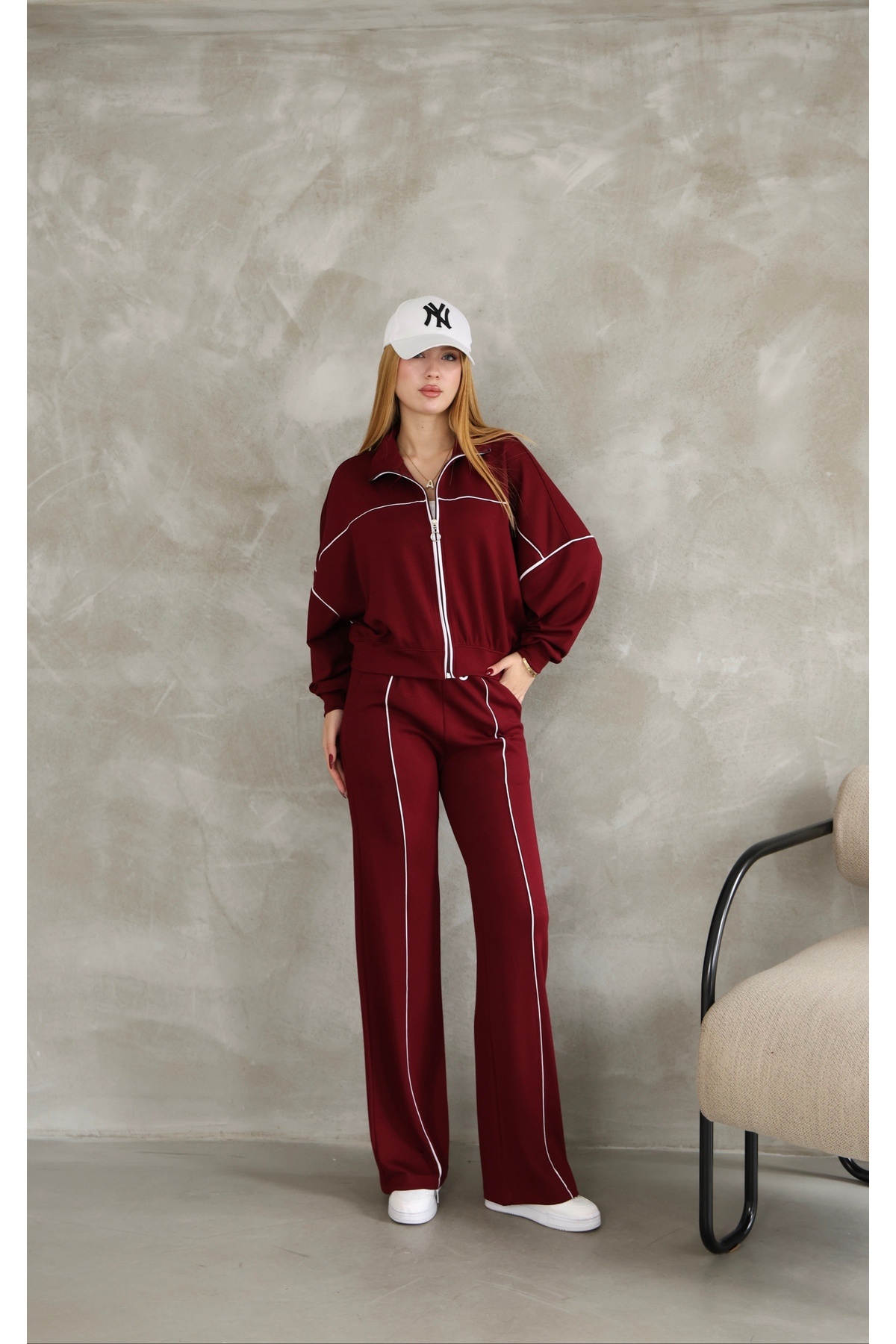 بدلة رياضية من القماش المشروط بأرجل واسعة مع سحاب