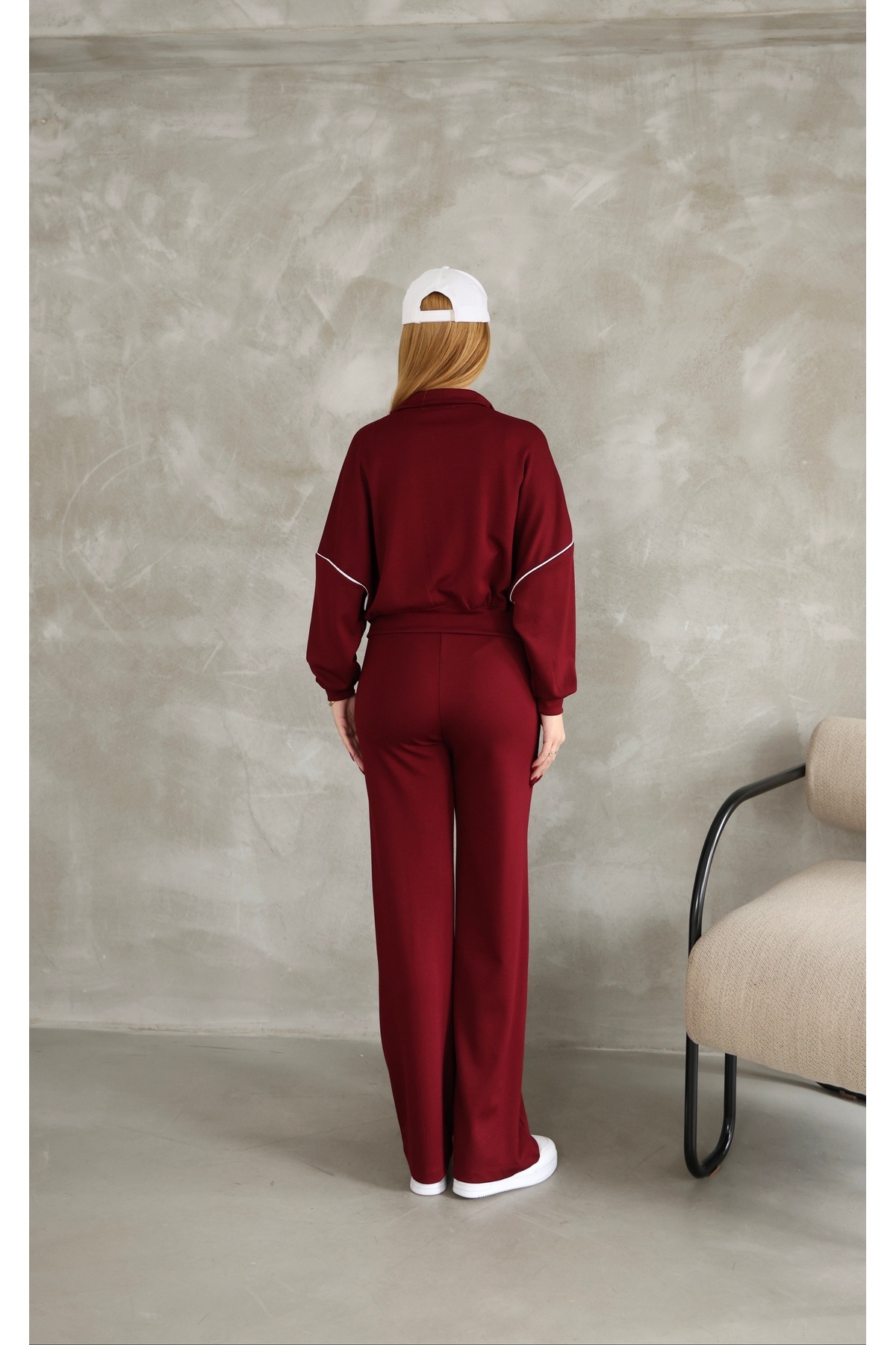 بدلة رياضية من القماش المشروط بأرجل واسعة مع سحاب