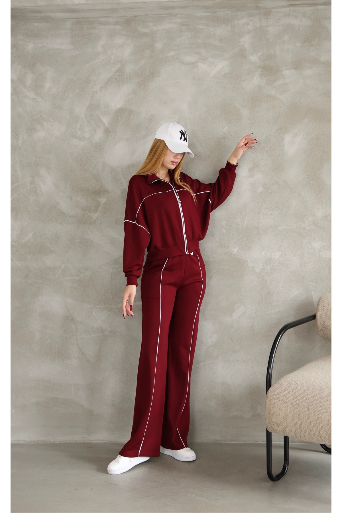 بدلة رياضية من القماش المشروط بأرجل واسعة مع سحاب