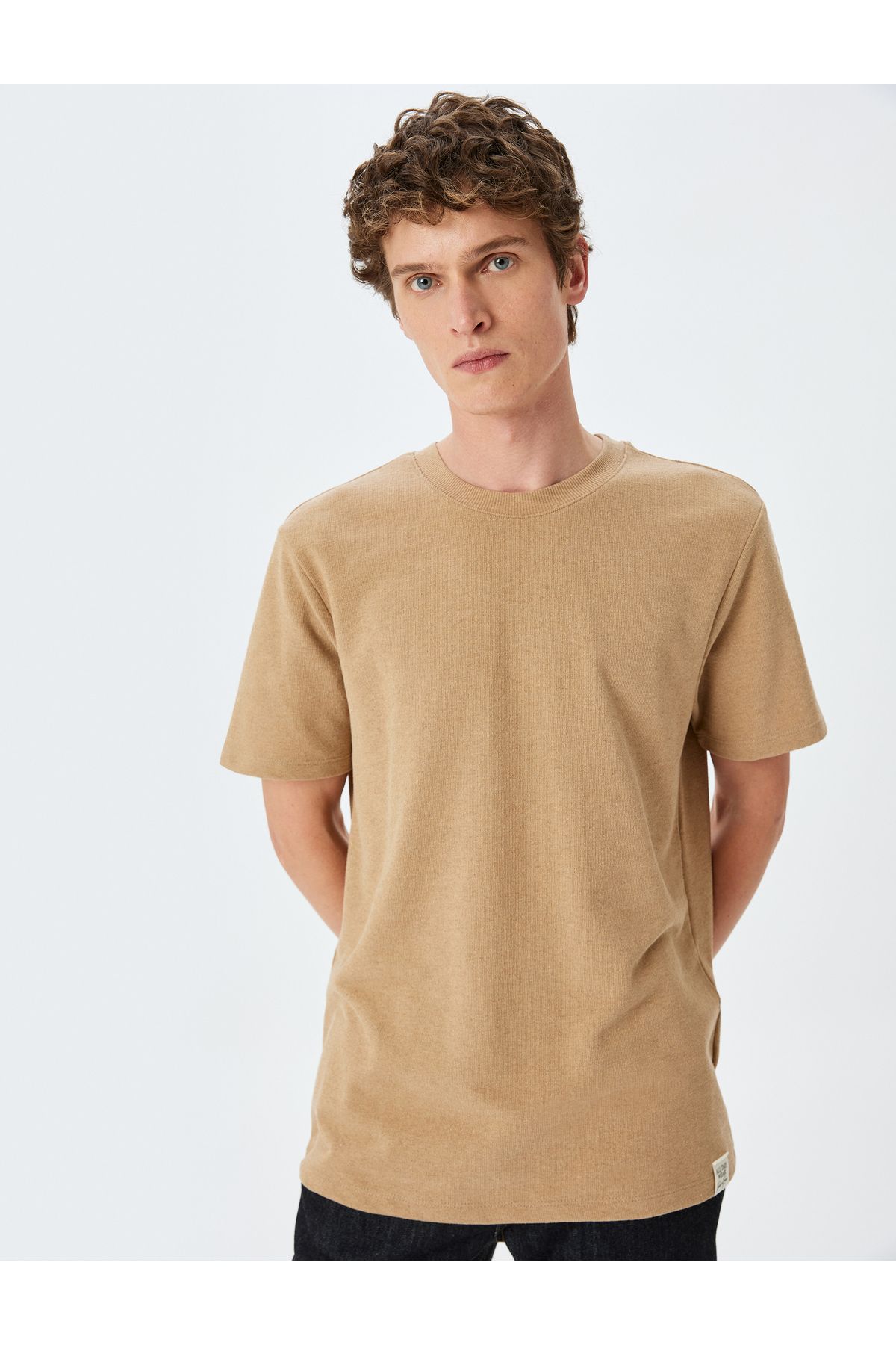 Koton Yeni Sezon Bisiklet Yaka Regular Fit Kısa Kollu Tok Kumaş Etiket Detaylı Basic Tişört