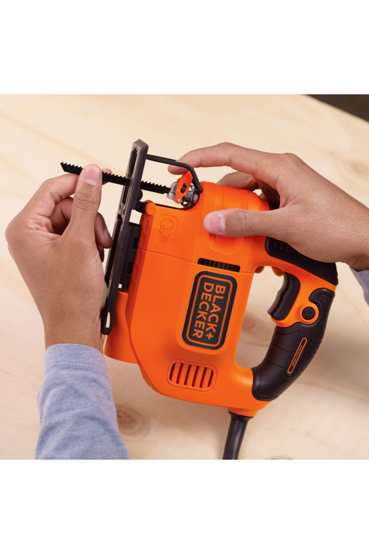 Black&Decker-Compact Jig Saw Power Tool with Blade and Kit Box 4