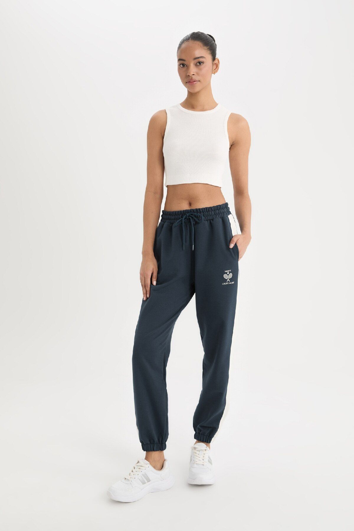 DeFacto-Spodnie dresowe Defactofit Standard Fit Jogger z nadrukiem i kieszonką na sznurowanie w pasie D7138Ax25Sp 1