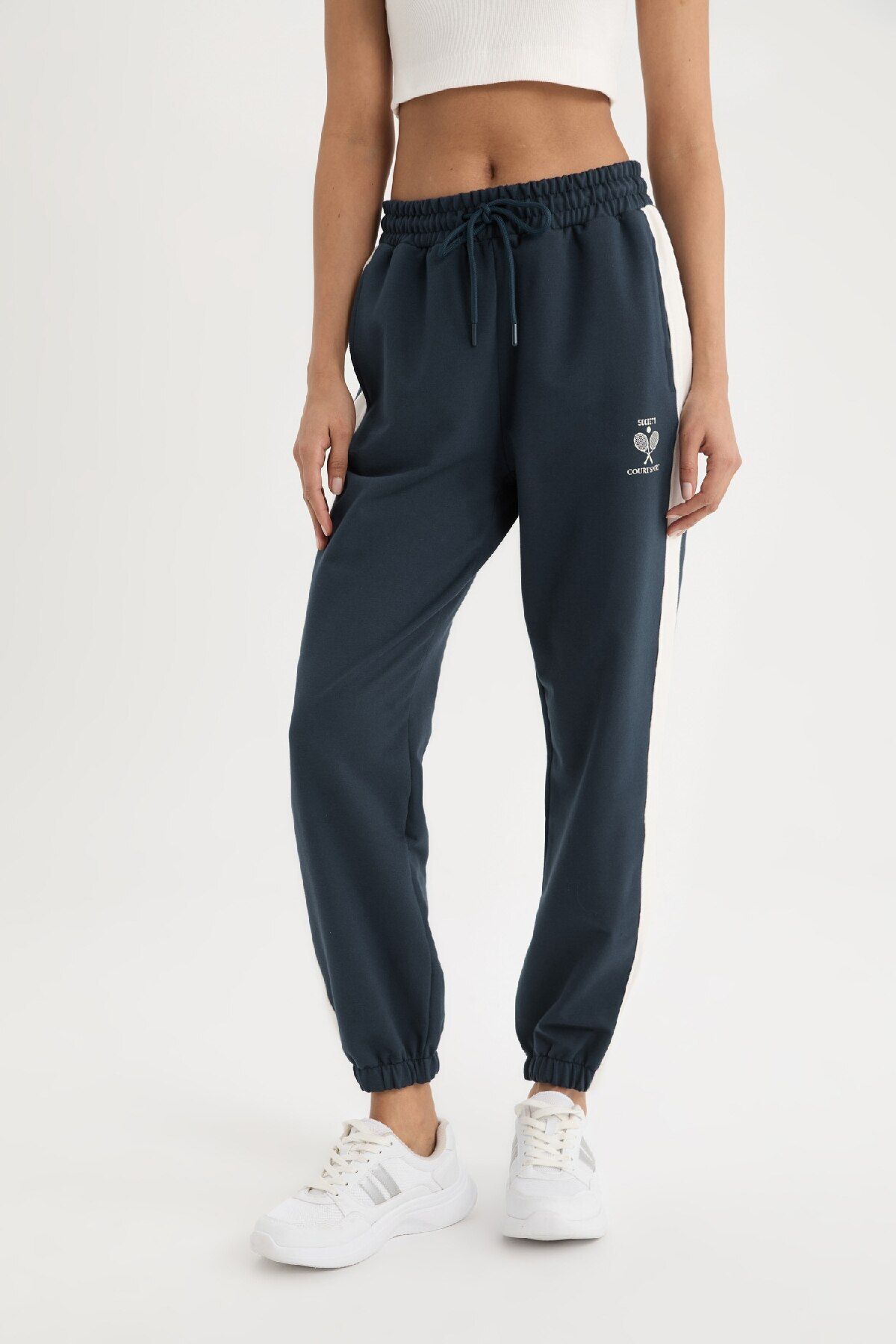 DeFacto-Spodnie dresowe Defactofit Standard Fit Jogger z nadrukiem i kieszonką na sznurowanie w pasie D7138Ax25Sp 4