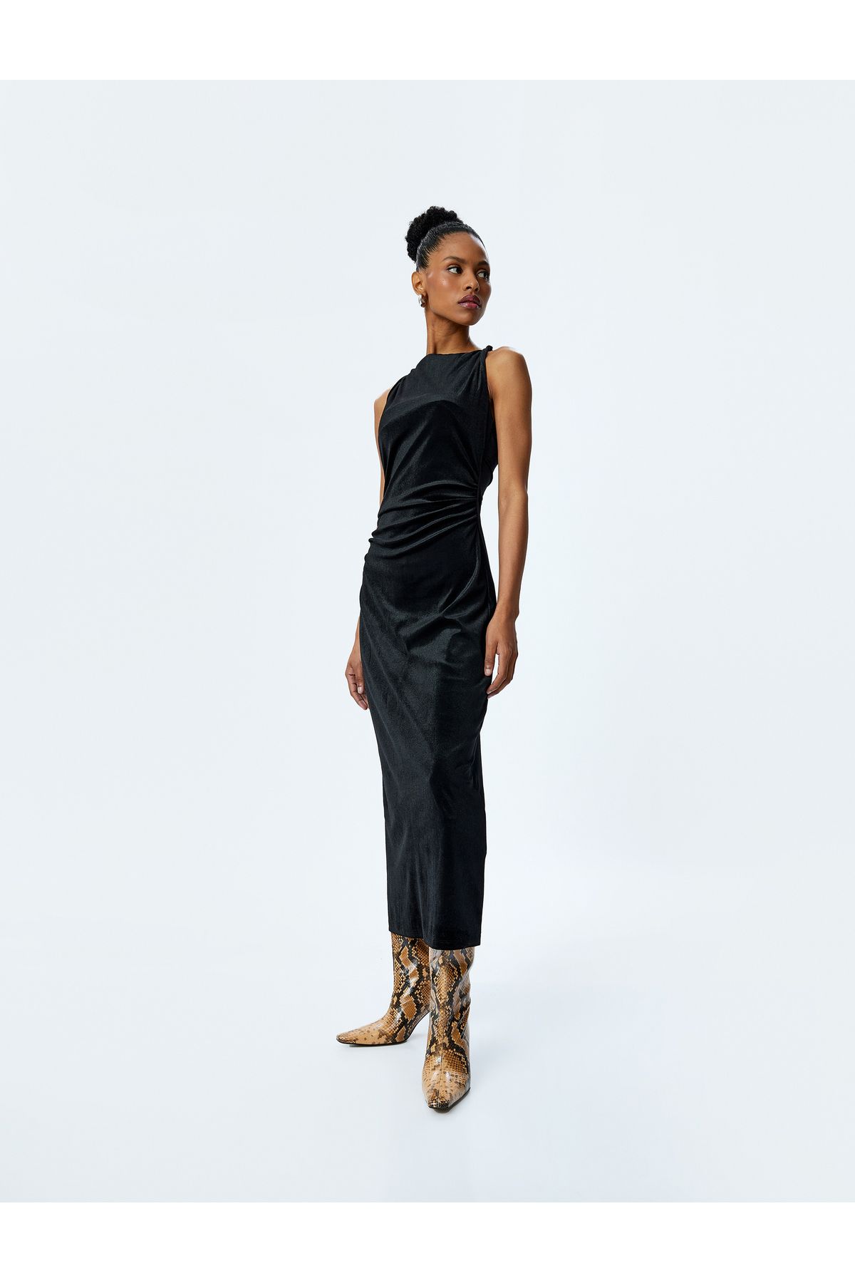Slim Fit Drape Detaylı Kolsuz Uzun Kadife Elbise