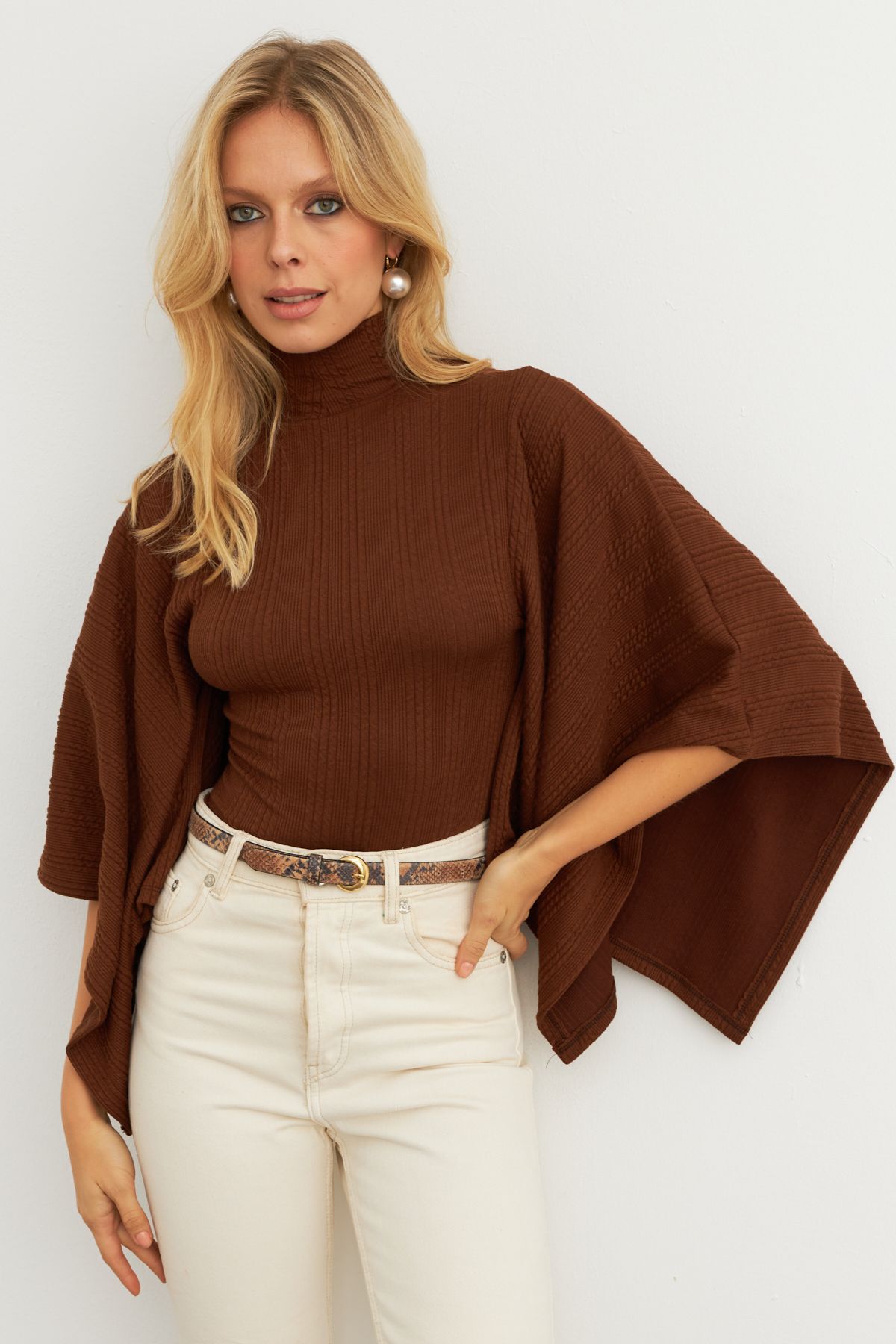 Cool & Modest-MTF32-Modell, braune Fischerbluse mit Fledermausärmeln für Damen 4