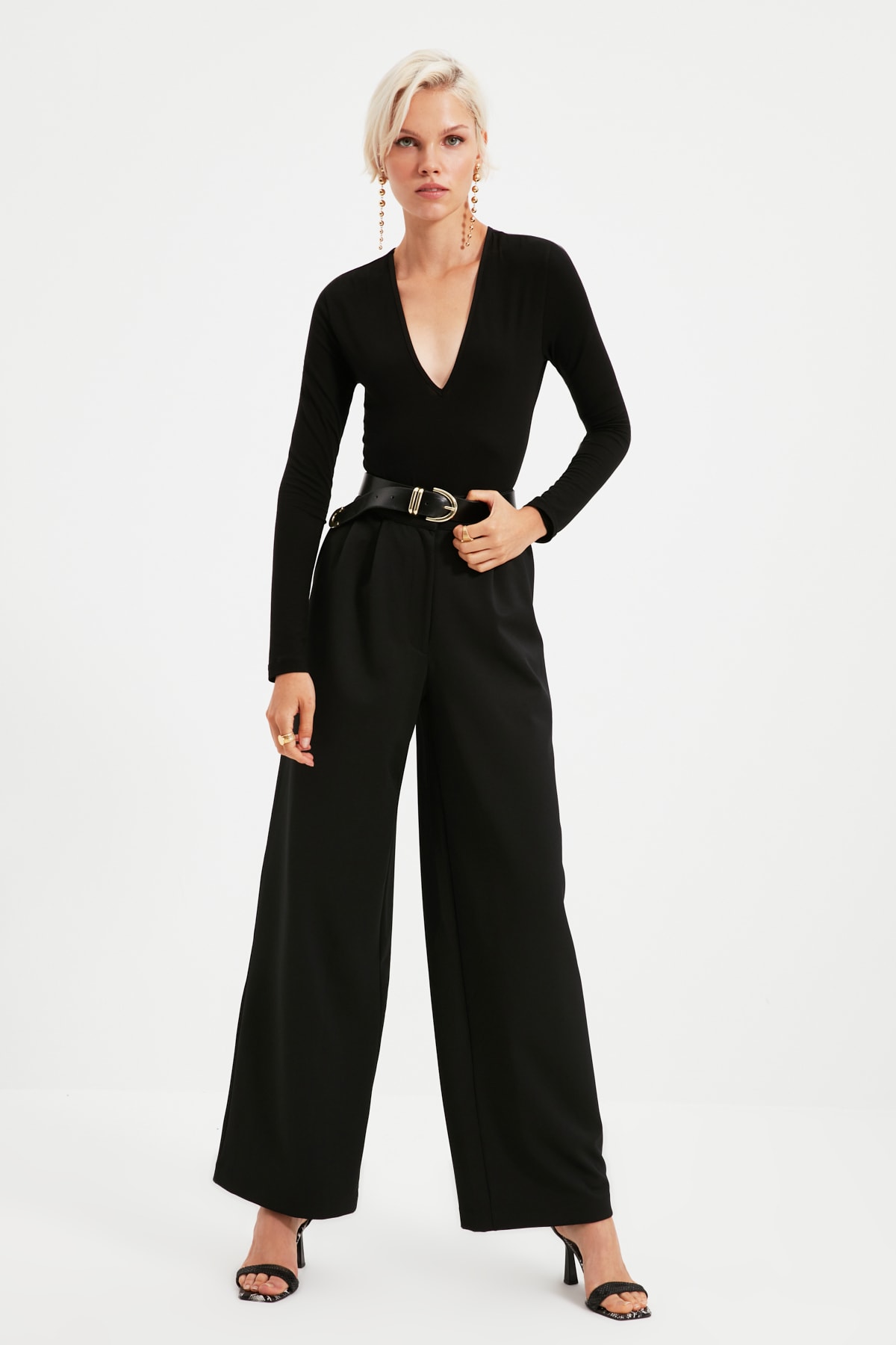 Trendyol Collection Schwarzer Body mit tiefem V-Ausschnitt und Druckknopfverschluss TPRAW22BD0084