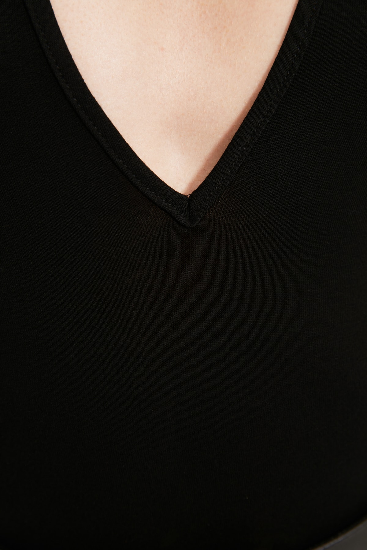 Trendyol Collection Schwarzer Body mit tiefem V-Ausschnitt und Druckknopfverschluss TPRAW22BD0084