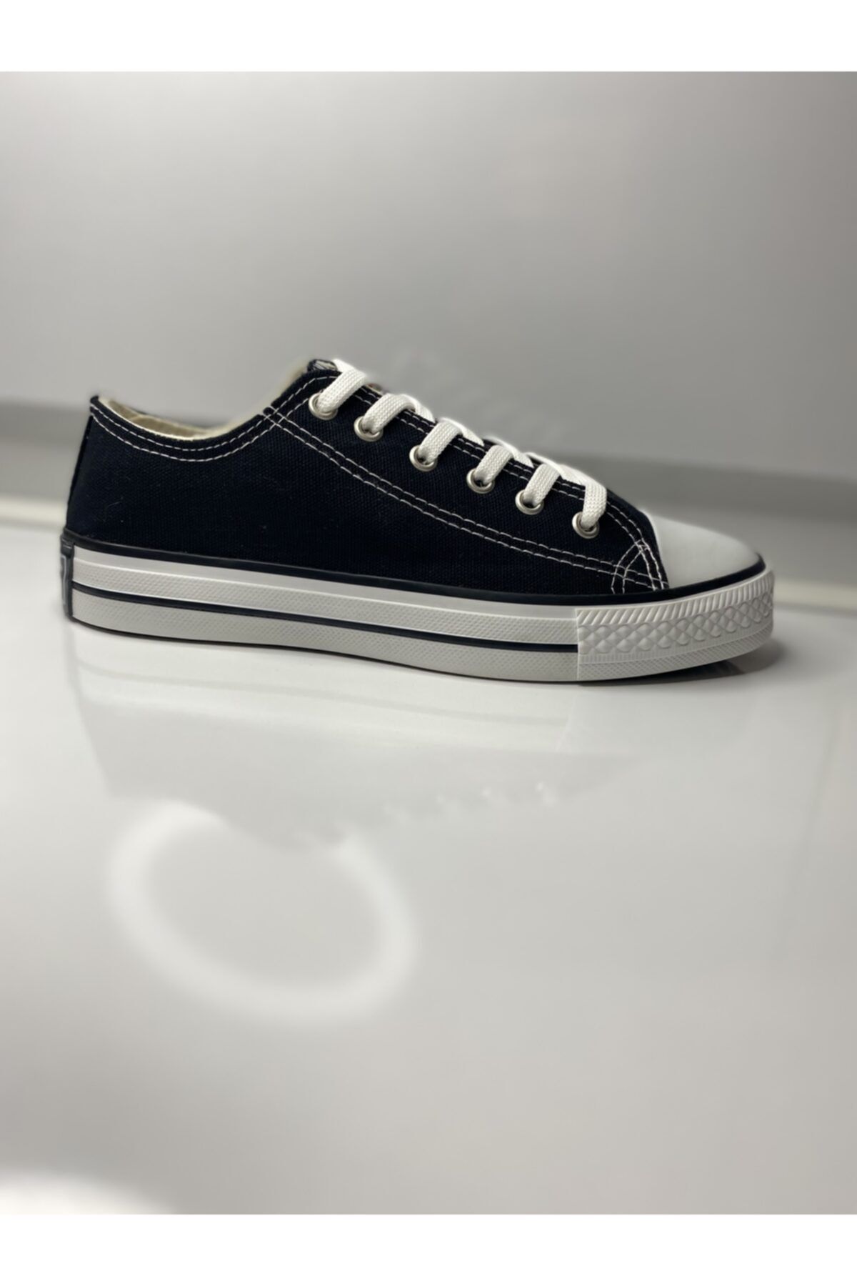 Convers-Black Sneaker - Comfortable and Stylish 2